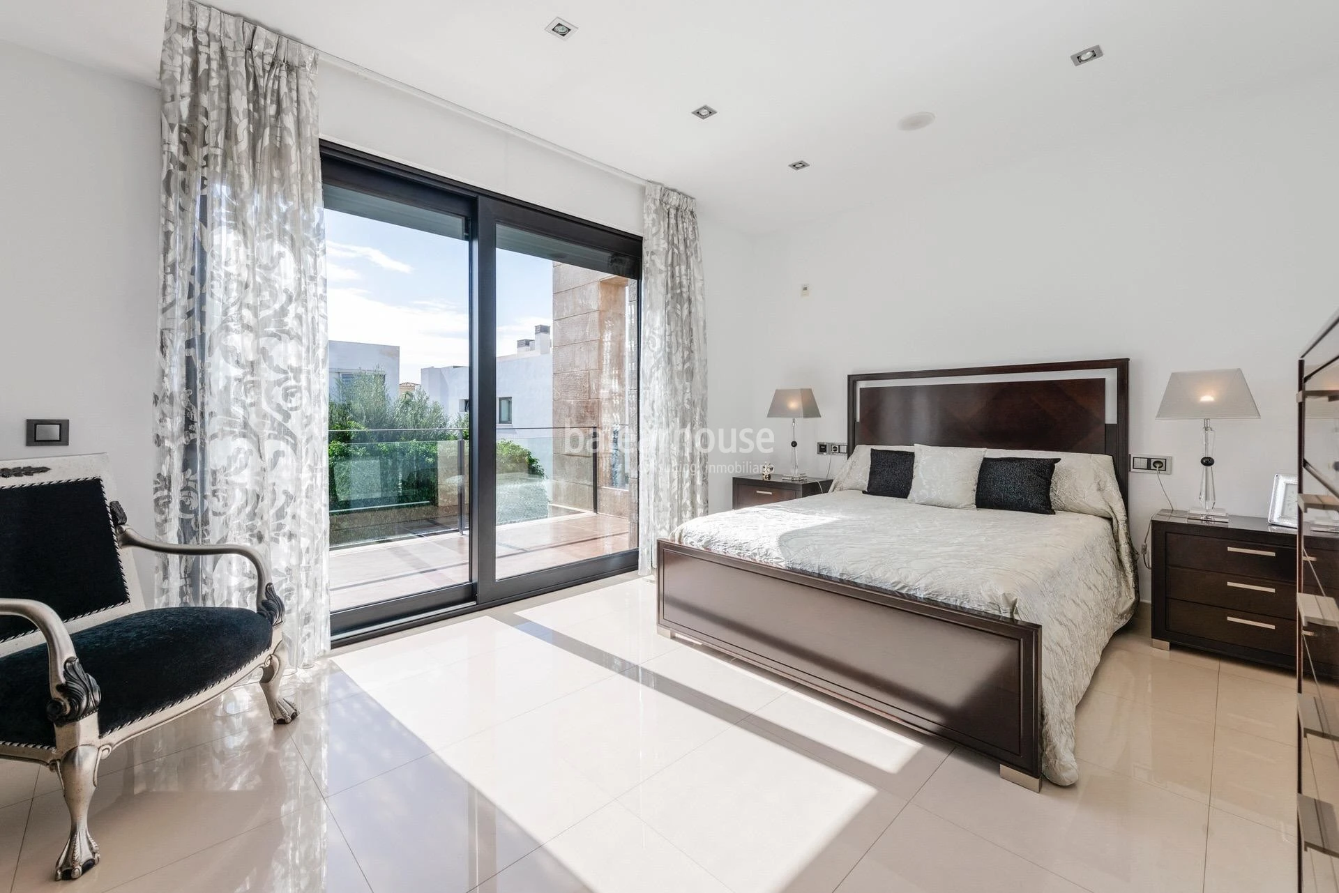 Exceptional and bright Moderna villa with large terraces and pool next to the beach in Palma