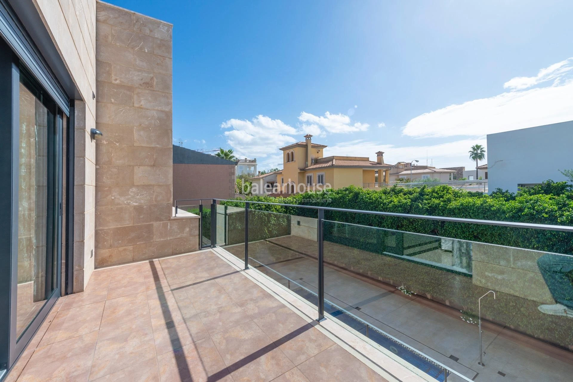 Exceptional and bright Moderna villa with large terraces and pool next to the beach in Palma