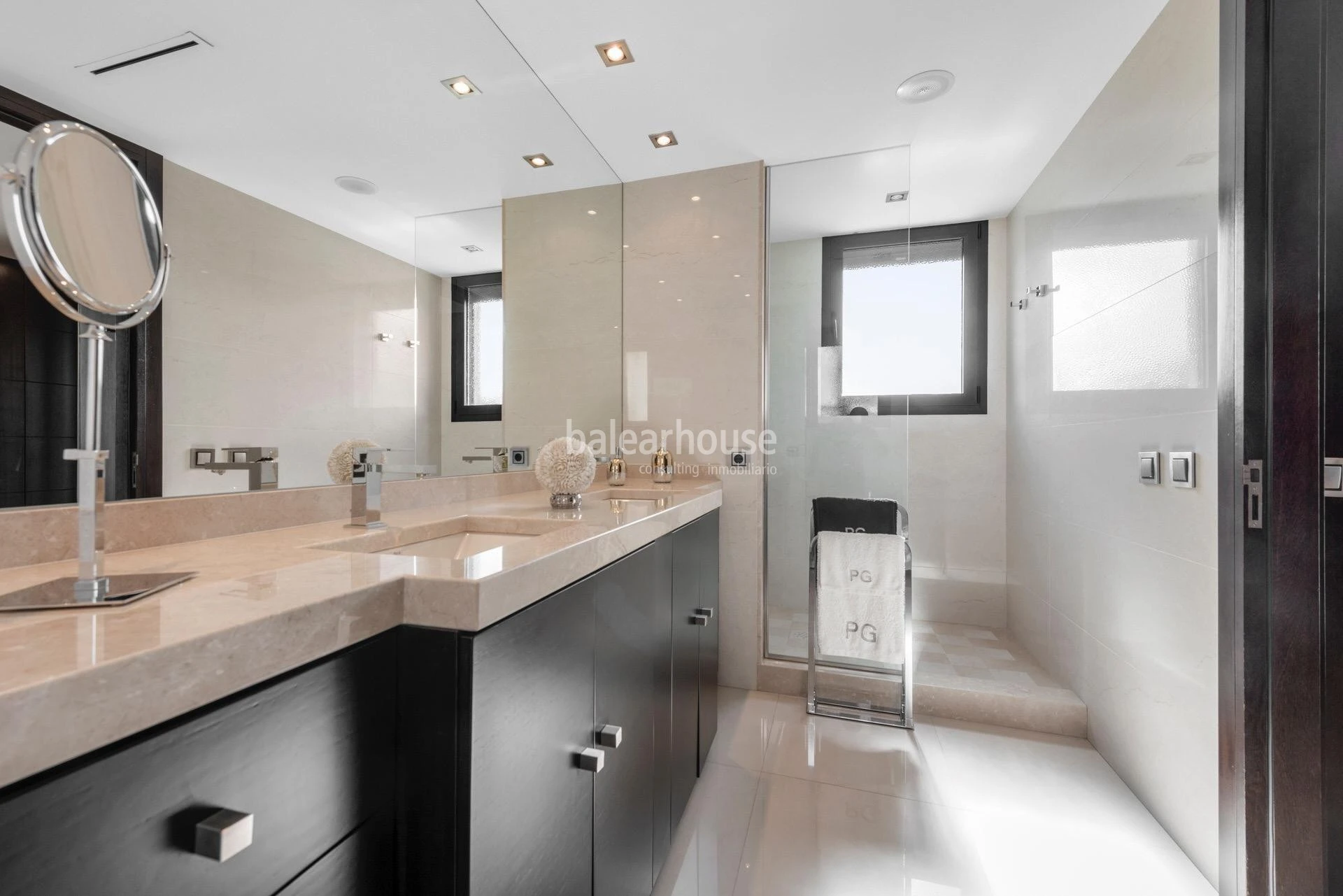 Exceptional and bright Moderna villa with large terraces and pool next to the beach in Palma
