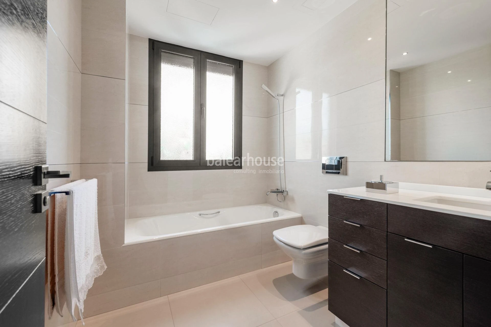 Exceptional and bright Moderna villa with large terraces and pool next to the beach in Palma