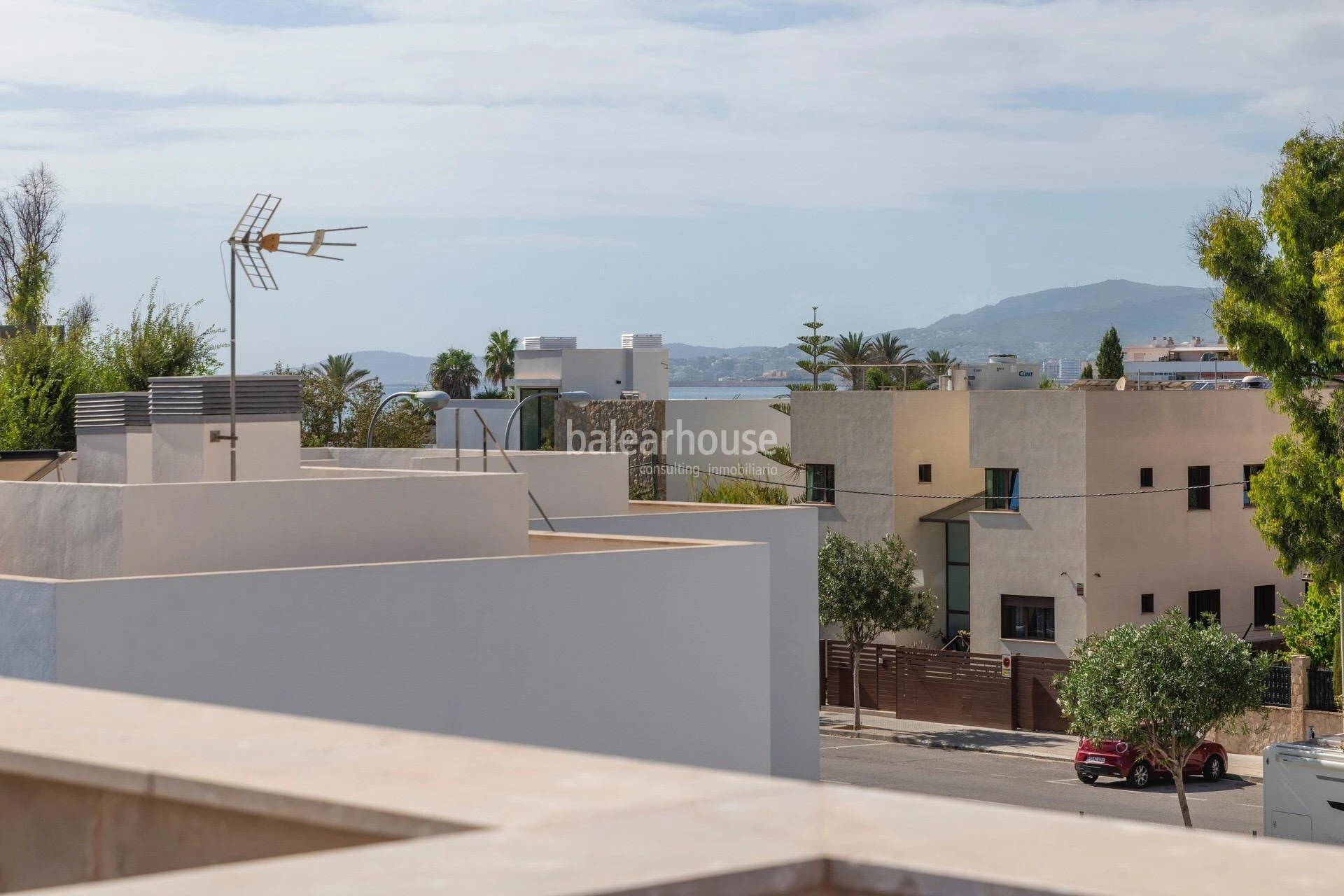Exceptional and bright Moderna villa with large terraces and pool next to the beach in Palma