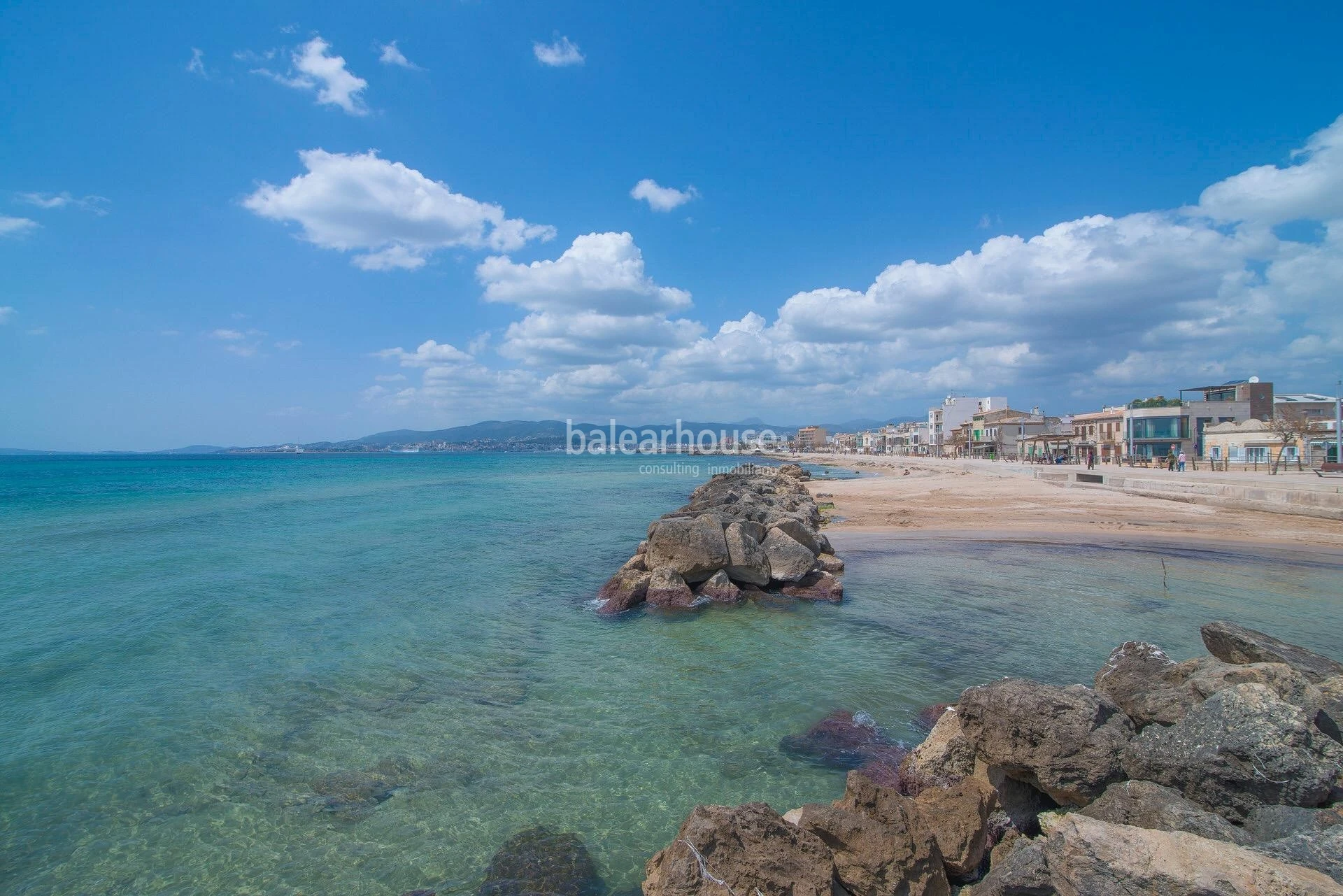 Exceptional and bright Moderna villa with large terraces and pool next to the beach in Palma