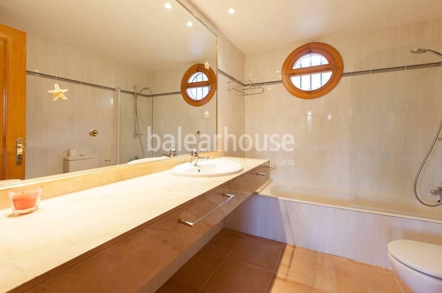 Light-filled semi-detached home with terraces and a private garden near Bellver Castle