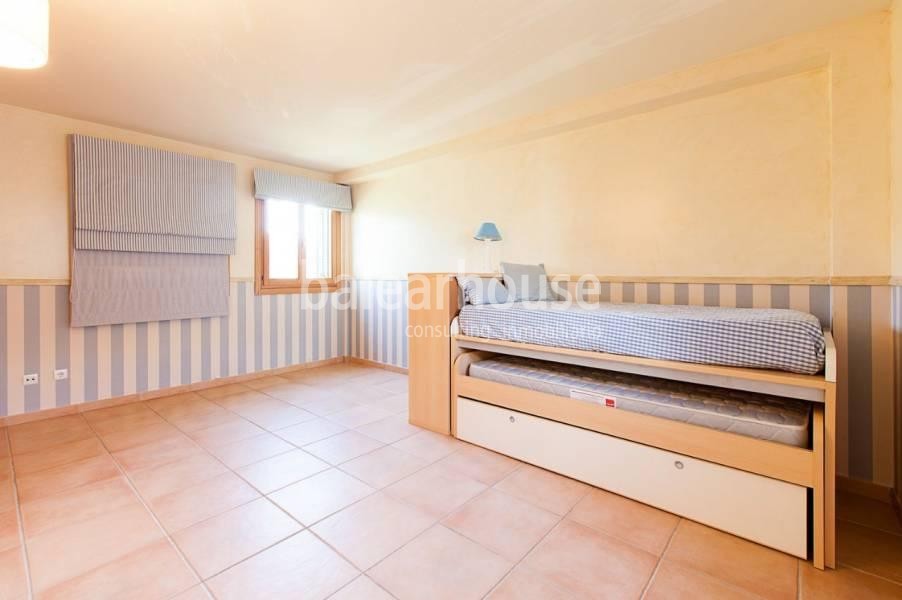 Light-filled semi-detached home with terraces and a private garden near Bellver Castle