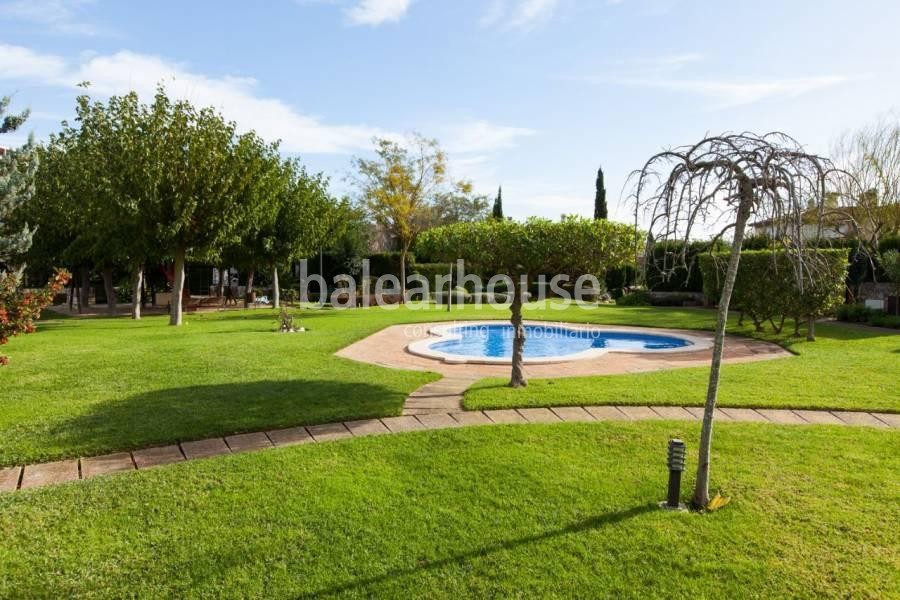 Light-filled semi-detached home with terraces and a private garden near Bellver Castle
