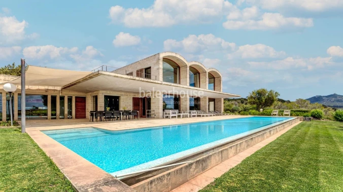 Ausgezeichnete große moderne Finca mit unverbaubarem Blick über die grüne Landschaft.