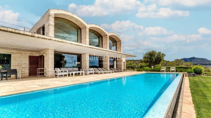 Ausgezeichnete große moderne Finca mit unverbaubarem Blick über die grüne Landschaft.