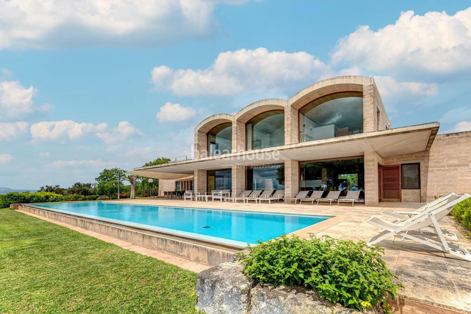 Excelente finca moderna de grandes dimensiones con vistas despejadas a todo el verde paisaje.