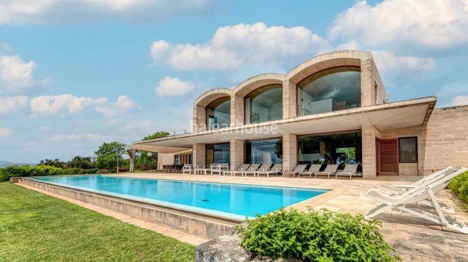 Ausgezeichnete große moderne Finca mit unverbaubarem Blick über die grüne Landschaft.
