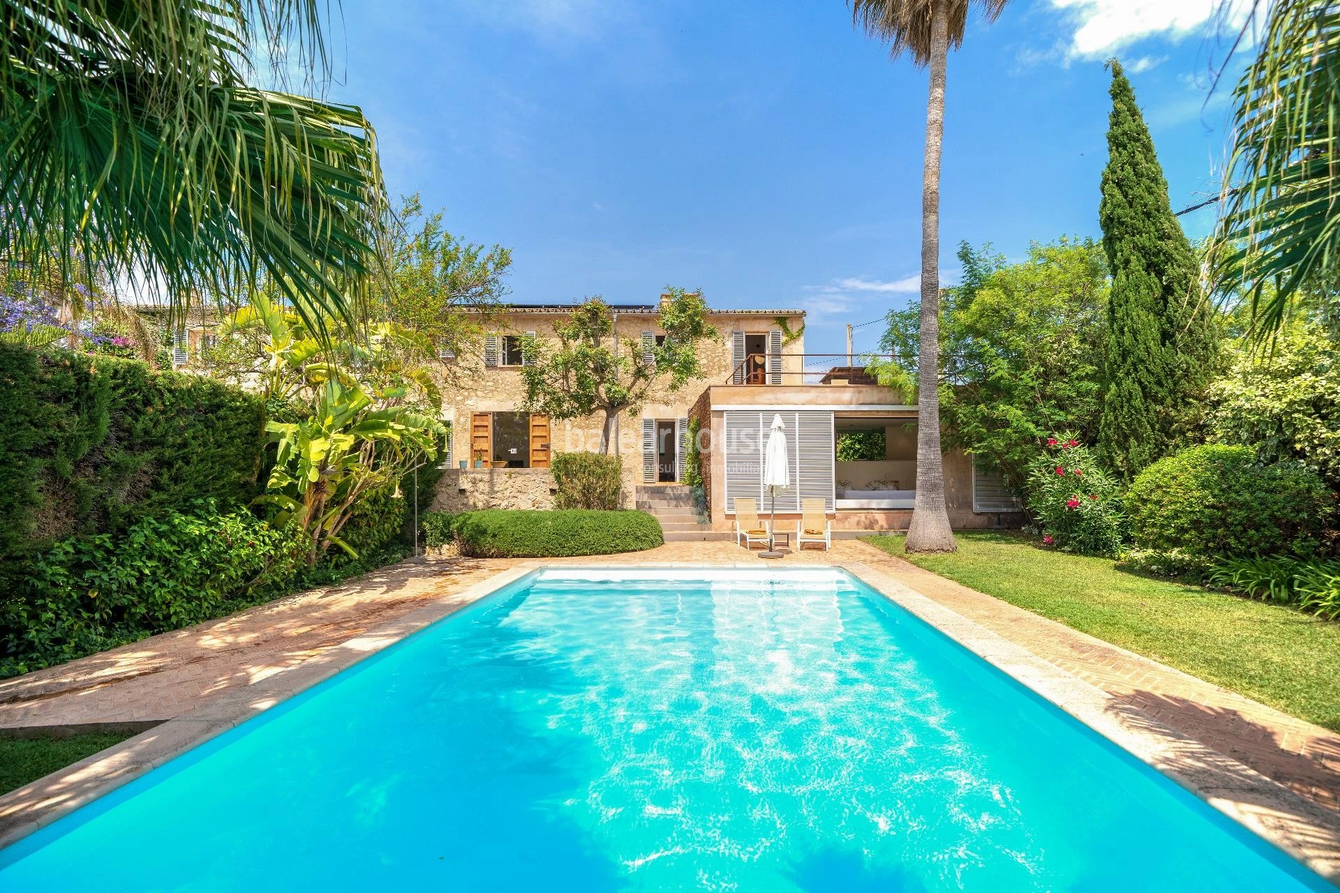 Tradition, modernity and nature in this large estate at a short distance from the centre of Palma.