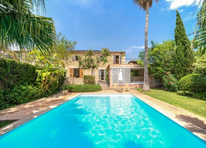 Tradition, modernity and nature in this large estate at a short distance from the centre of Palma.