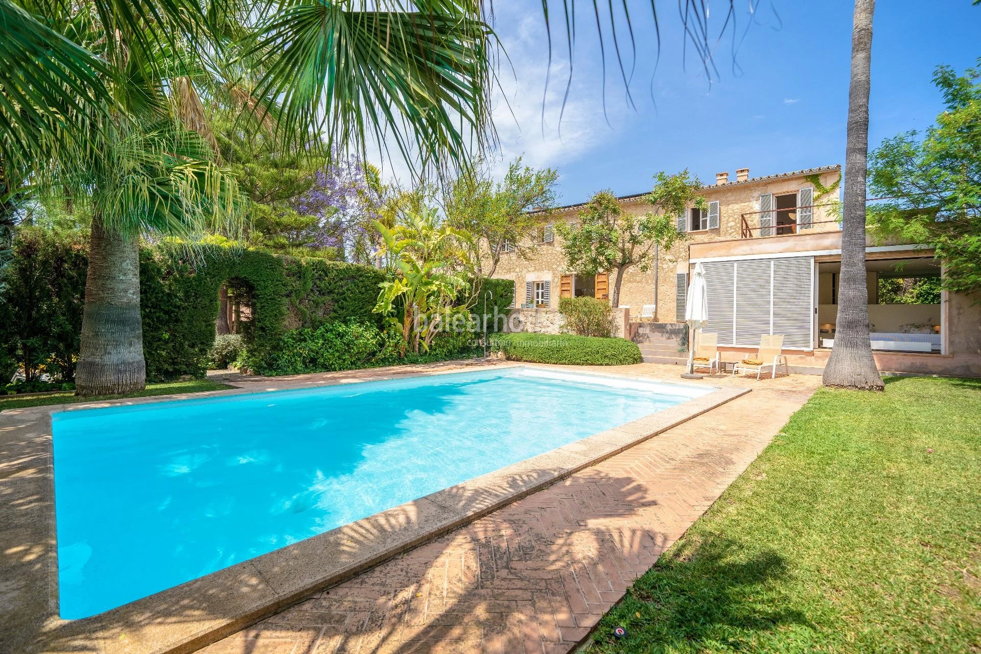 Tradition, modernity and nature in this large estate at a short distance from the centre of Palma.