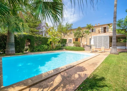 Tradition, modernity and nature in this large estate at a short distance from the centre of Palma.
