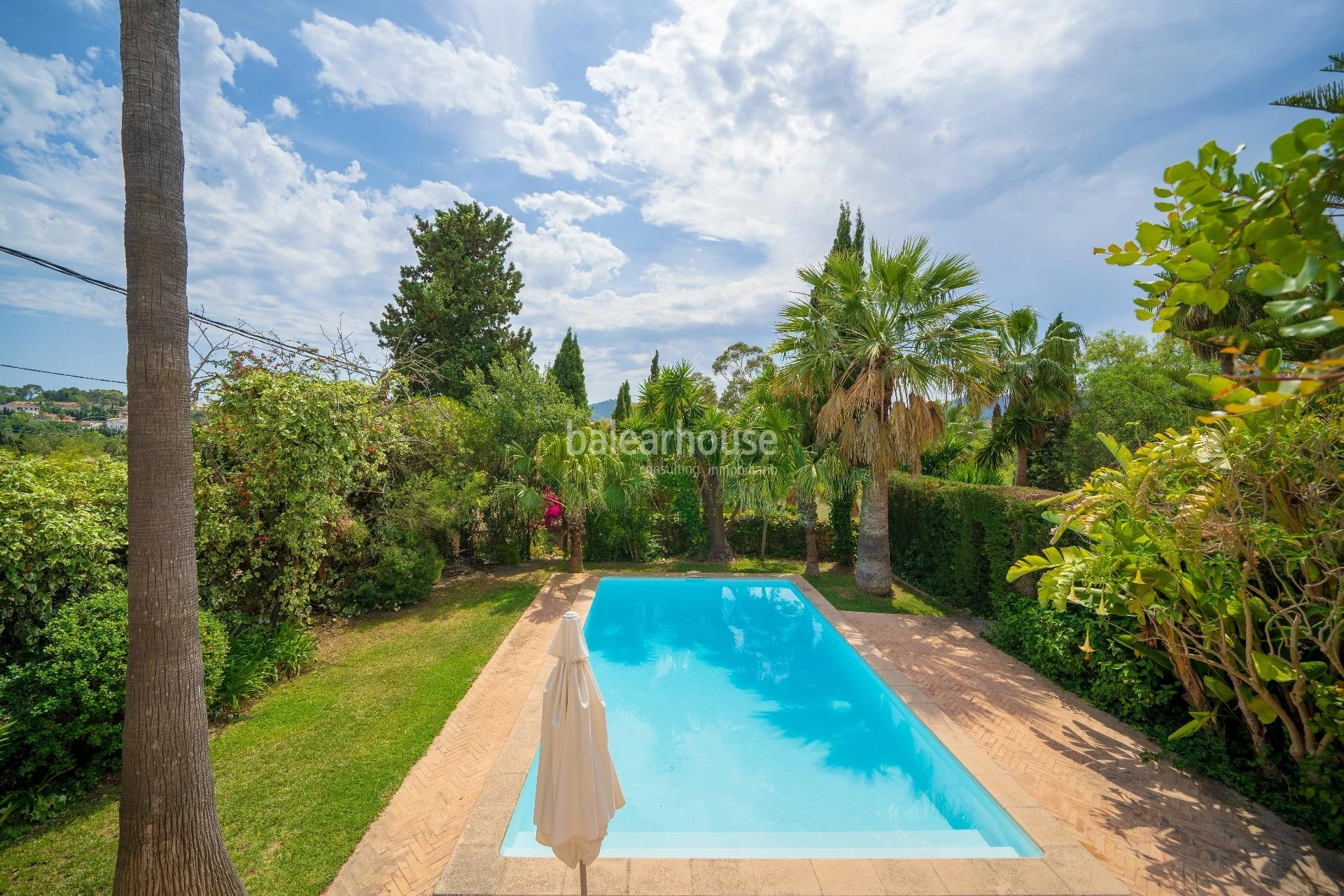 Tradition, modernity and nature in this large estate at a short distance from the centre of Palma.