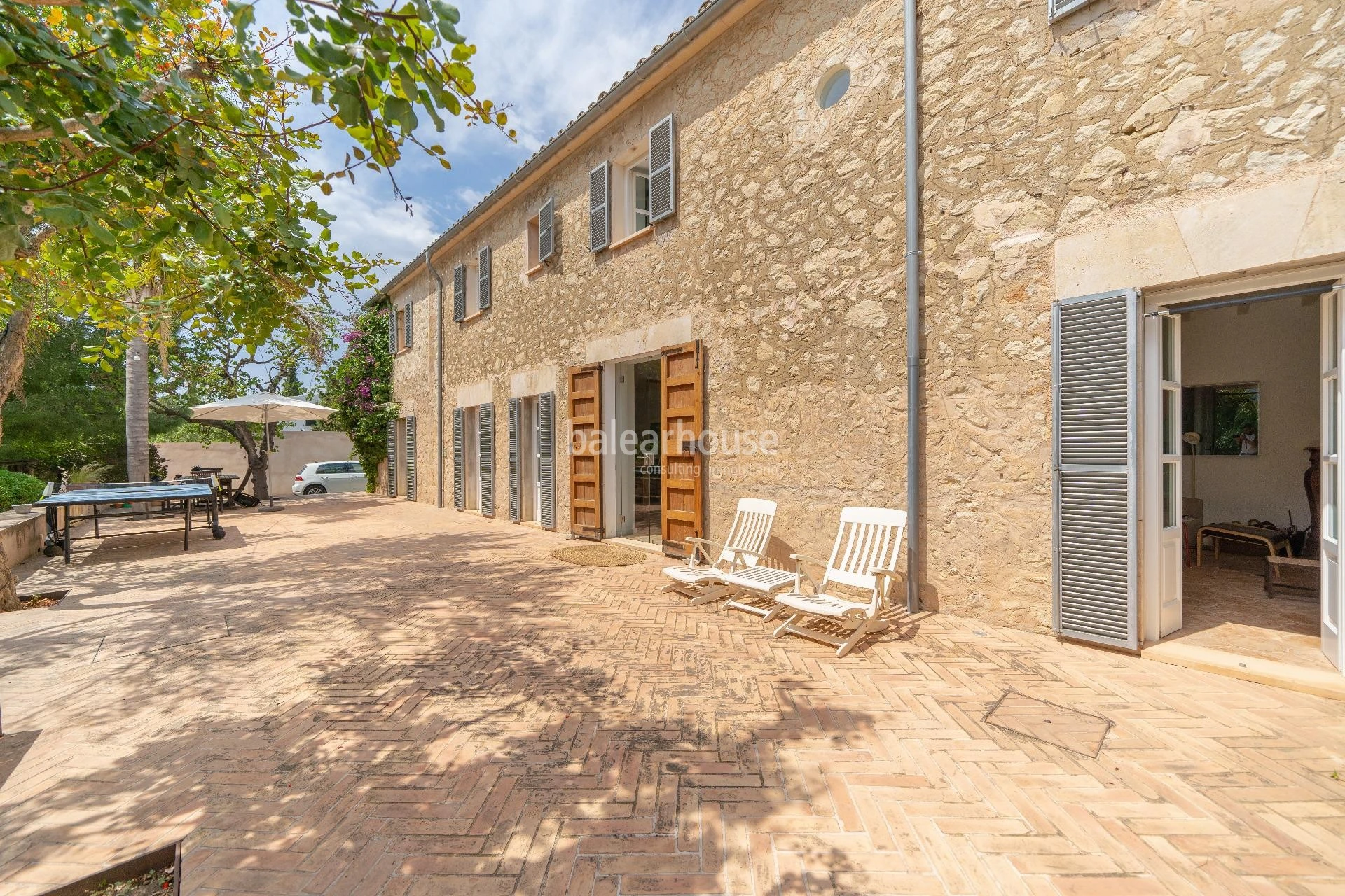Tradition, modernity and nature in this large estate at a short distance from the centre of Palma.
