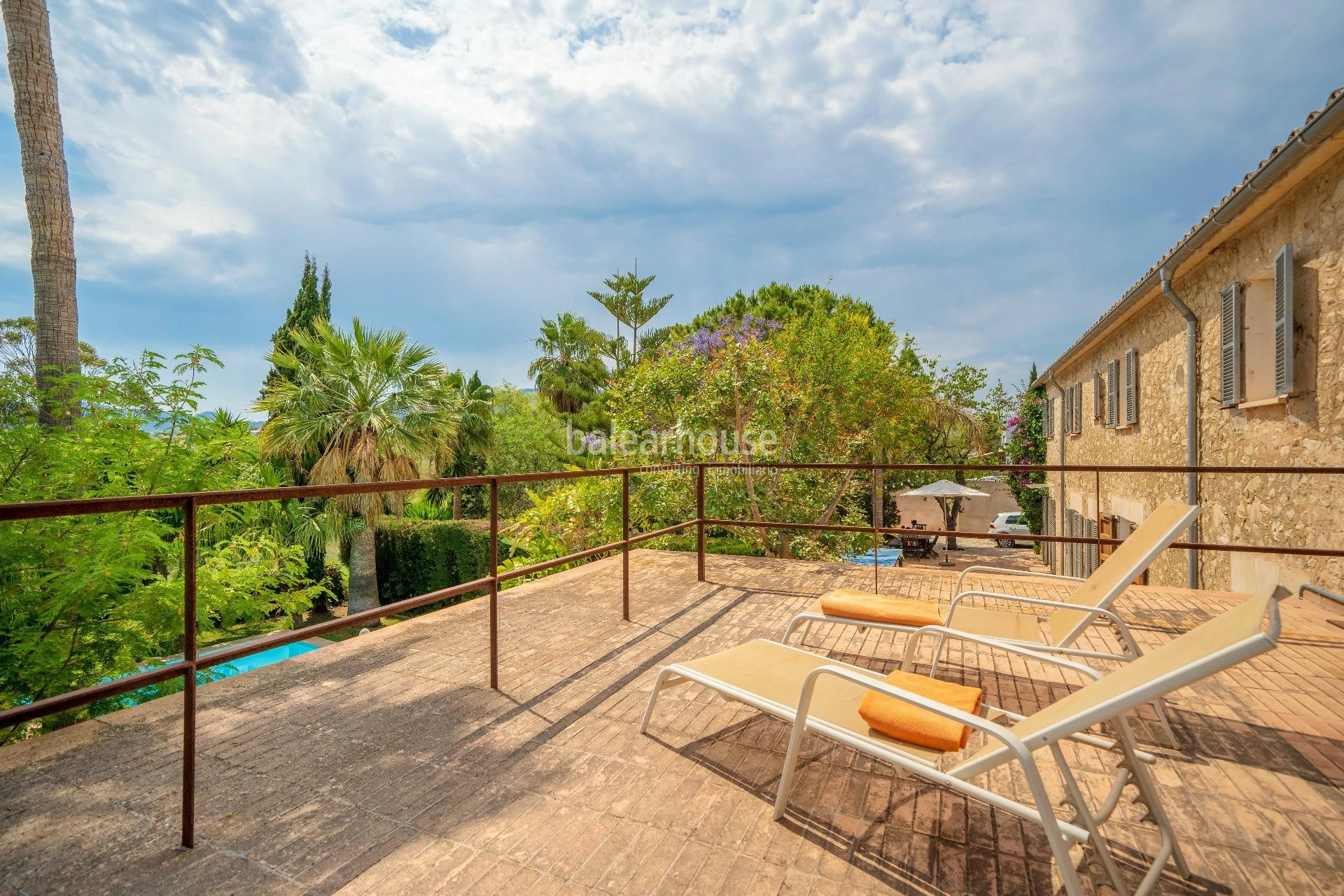Tradition, modernity and nature in this large estate at a short distance from the centre of Palma.
