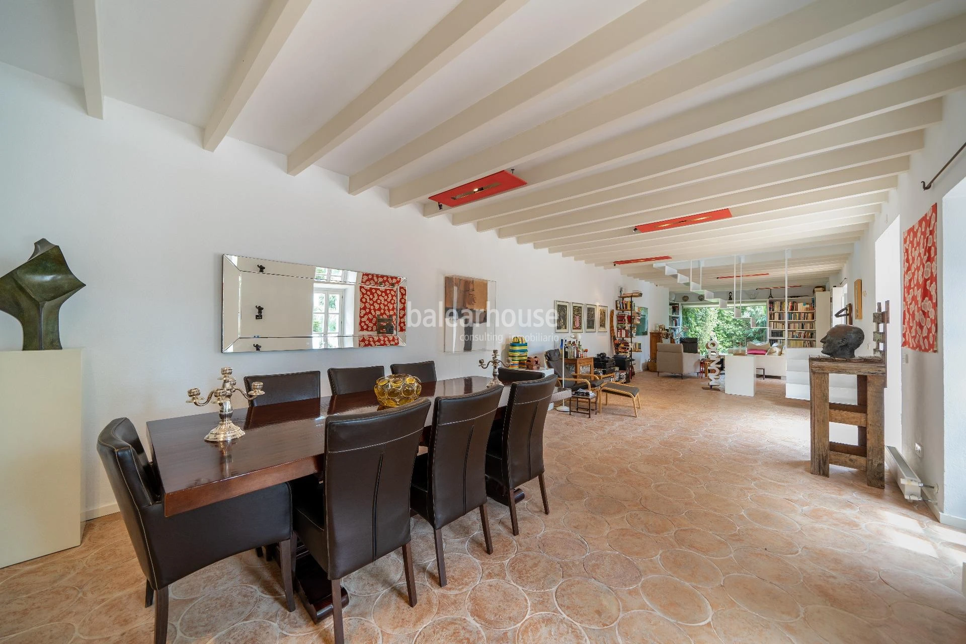 Tradition, modernity and nature in this large estate at a short distance from the centre of Palma.