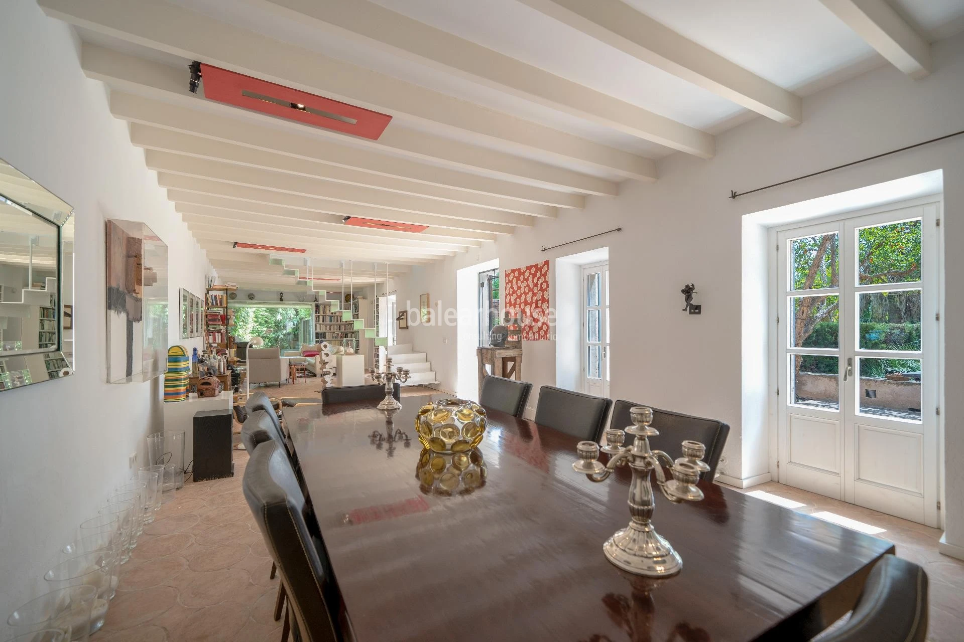 Tradition, modernity and nature in this large estate at a short distance from the centre of Palma.