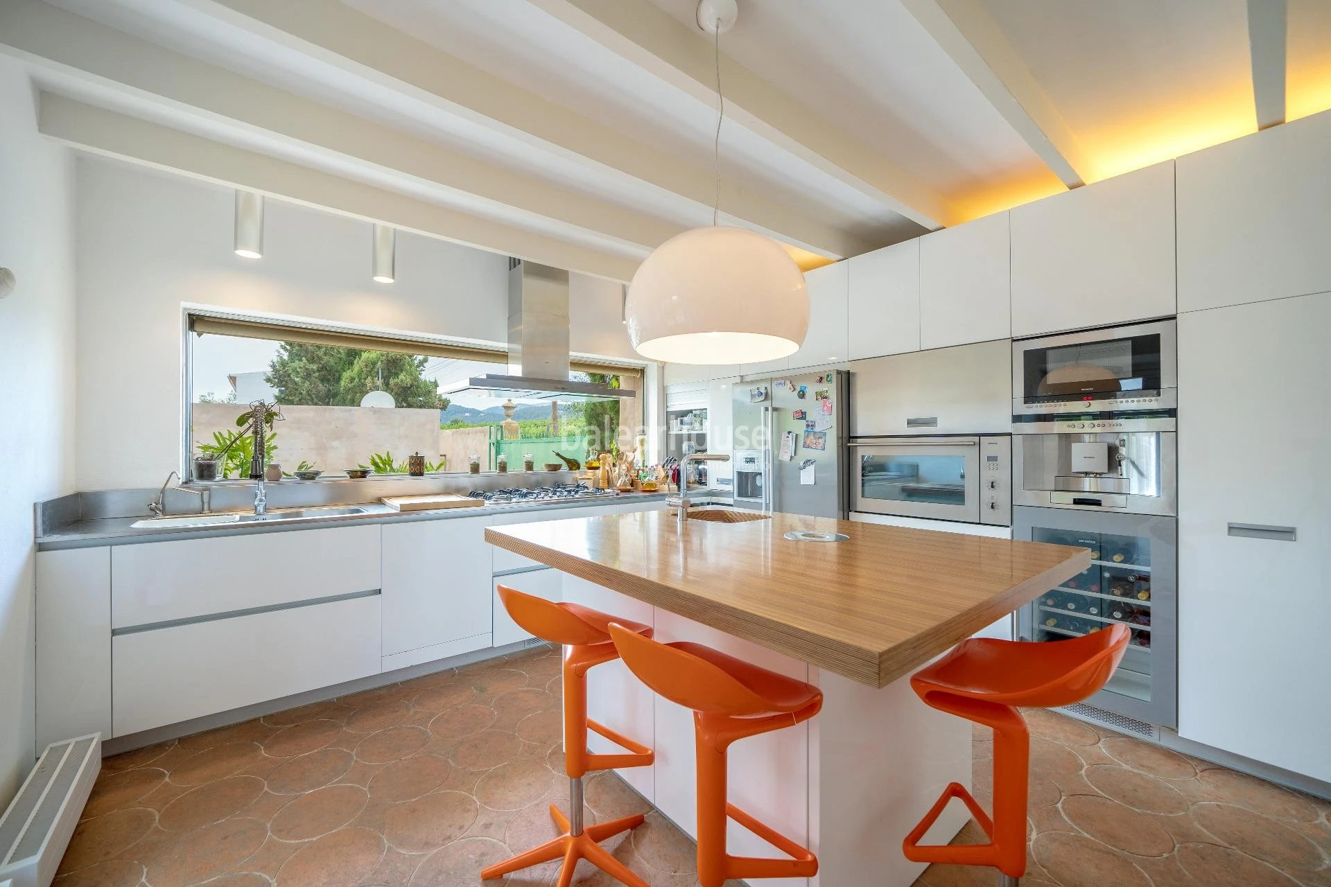 Tradition, modernity and nature in this large estate at a short distance from the centre of Palma.
