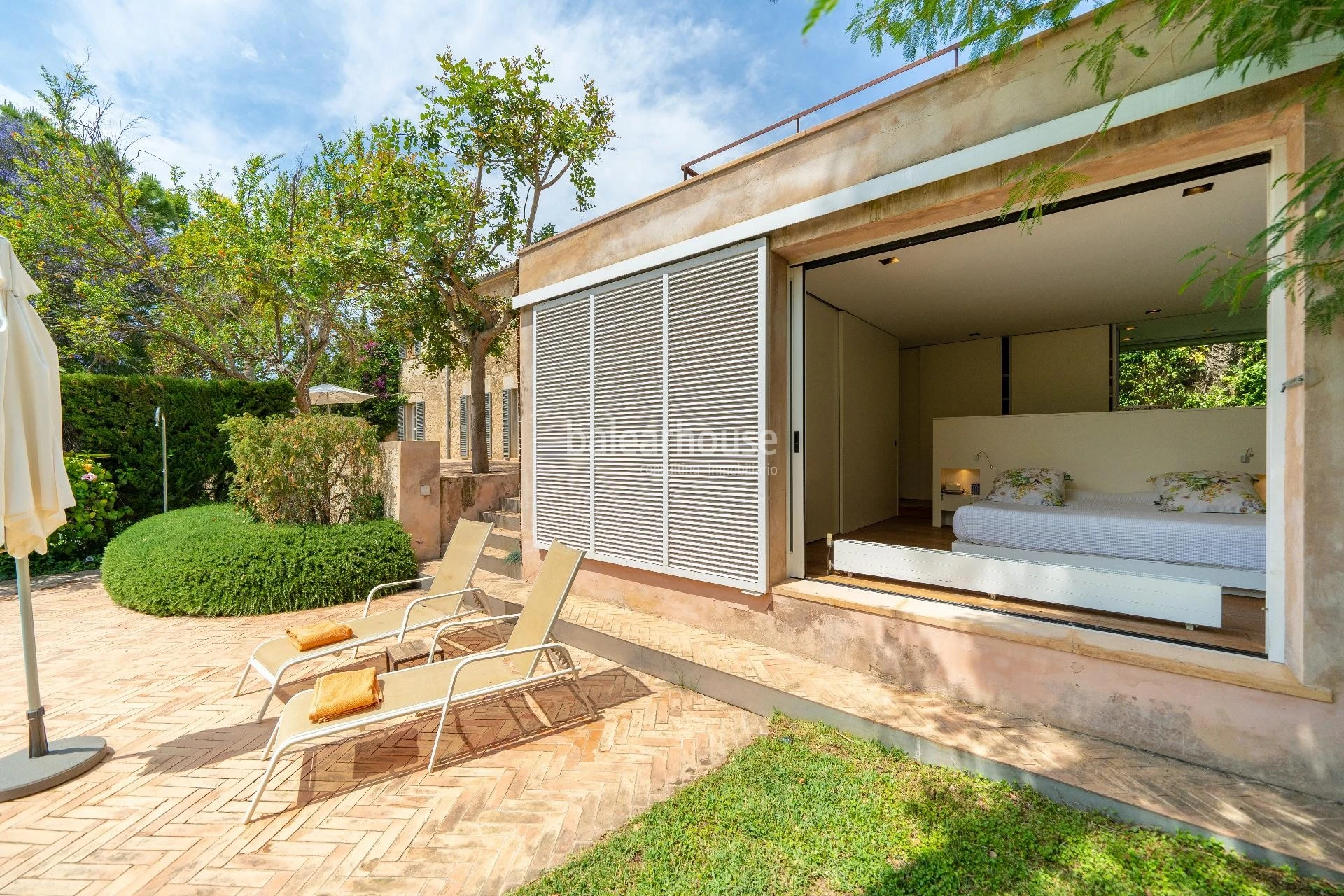 Tradition, modernity and nature in this large estate at a short distance from the centre of Palma.
