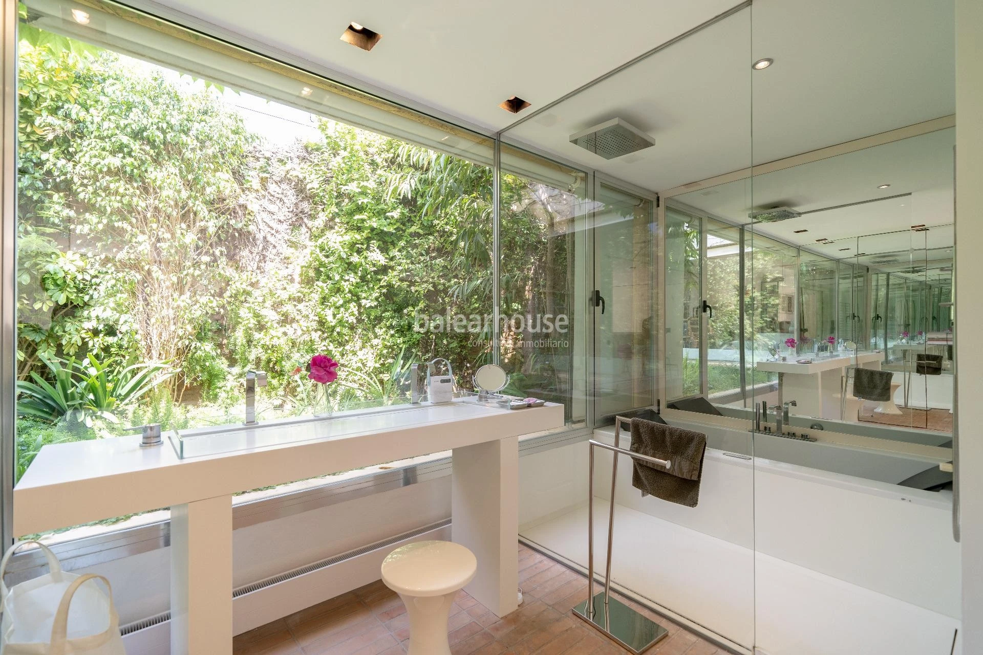 Tradition, modernity and nature in this large estate at a short distance from the centre of Palma.