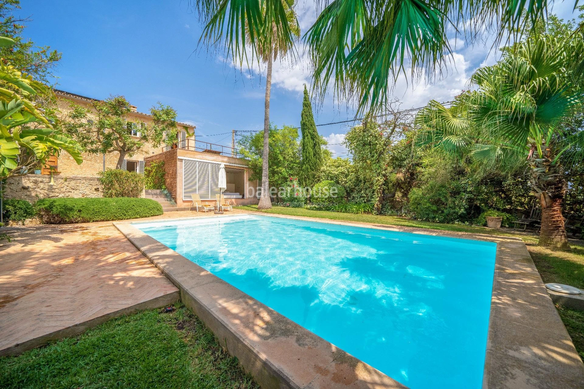 Tradition, modernity and nature in this large estate at a short distance from the centre of Palma.