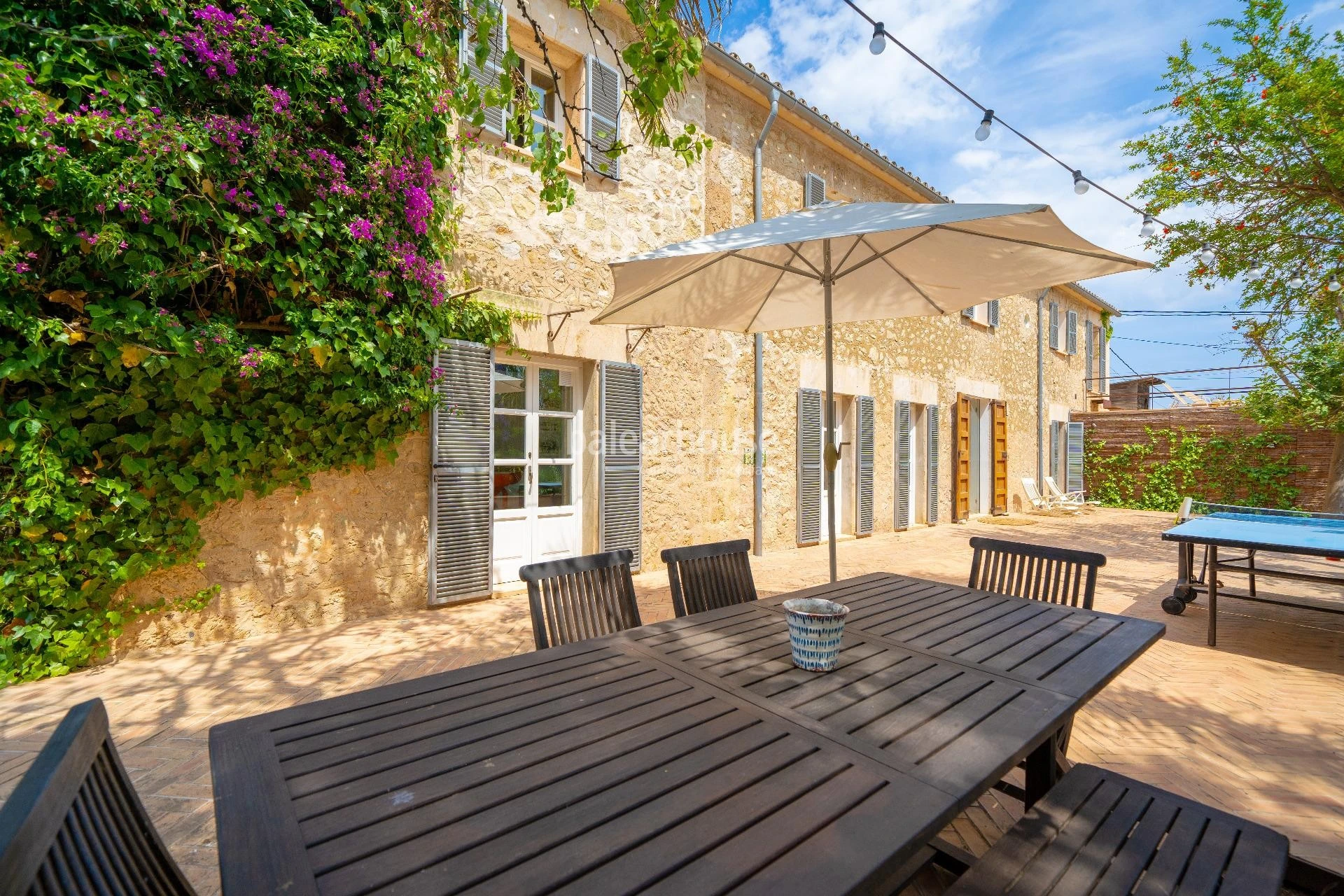 Tradition, modernity and nature in this large estate at a short distance from the centre of Palma.