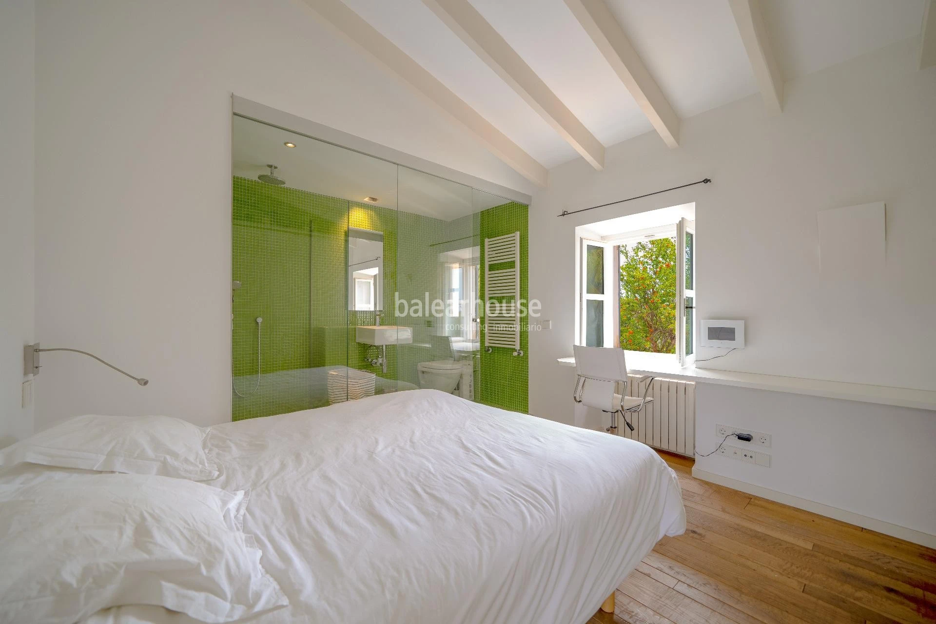 Tradition, modernity and nature in this large estate at a short distance from the centre of Palma.
