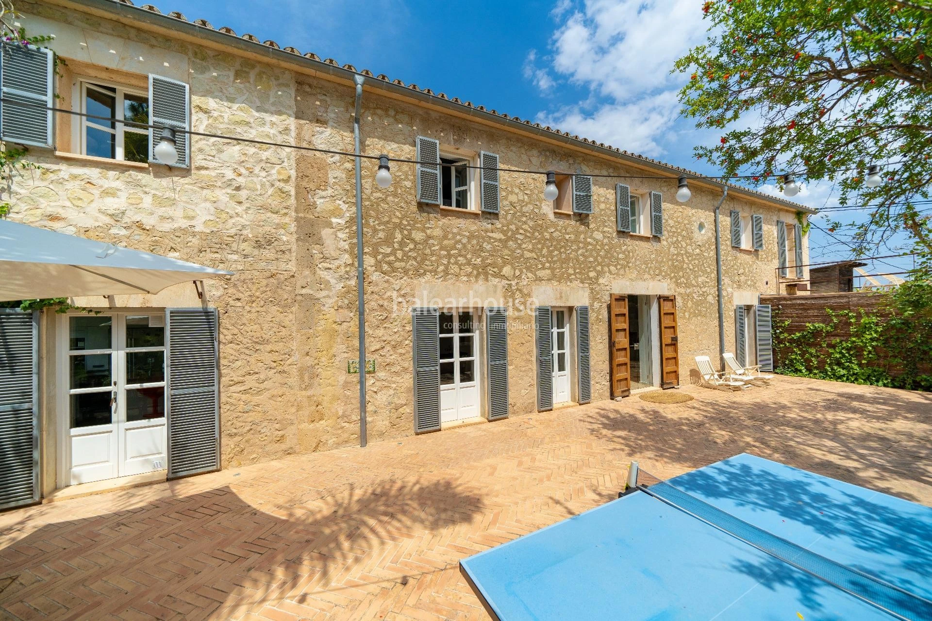 Tradition, modernity and nature in this large estate at a short distance from the centre of Palma.
