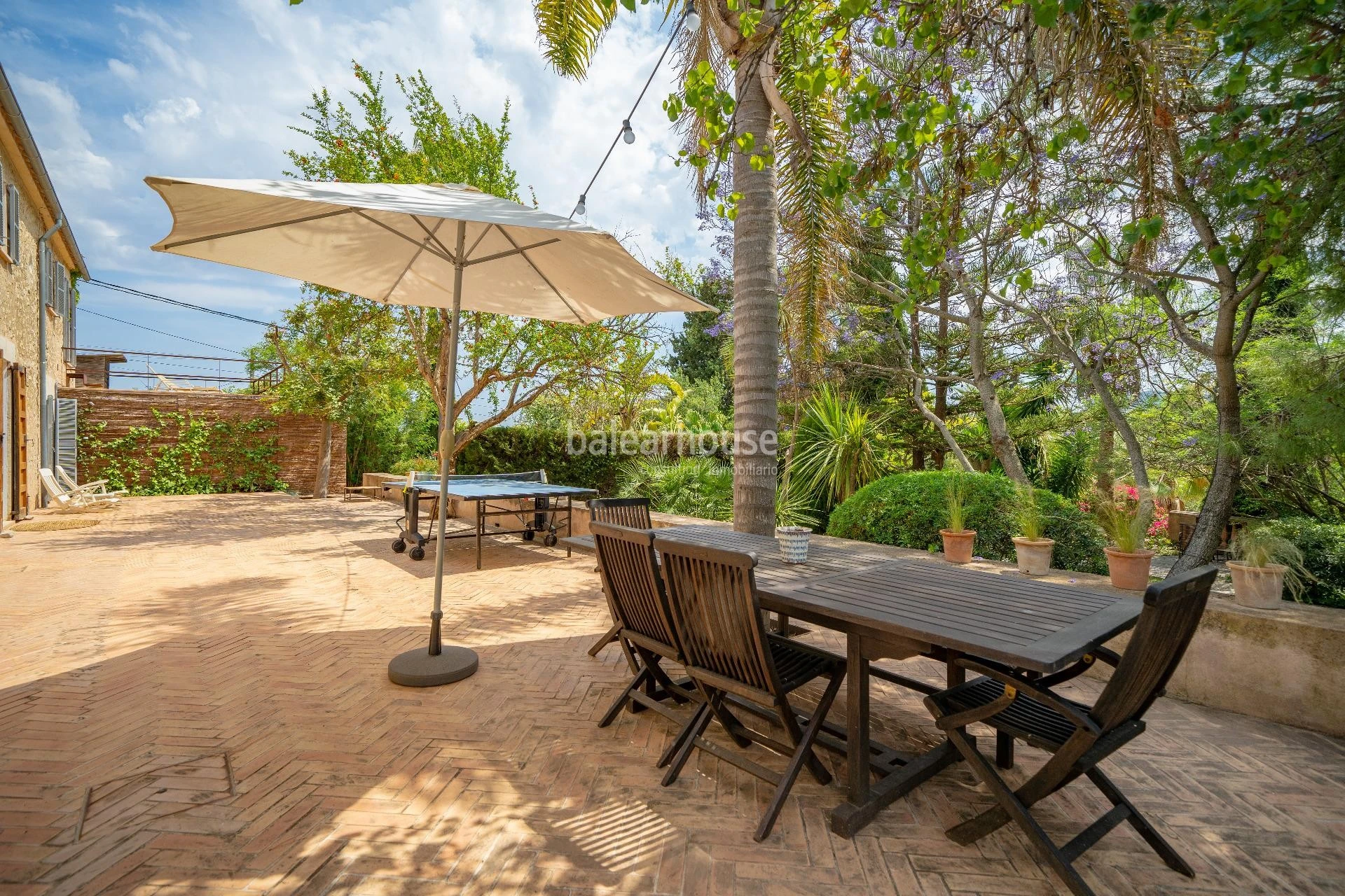 Tradition, modernity and nature in this large estate at a short distance from the centre of Palma.