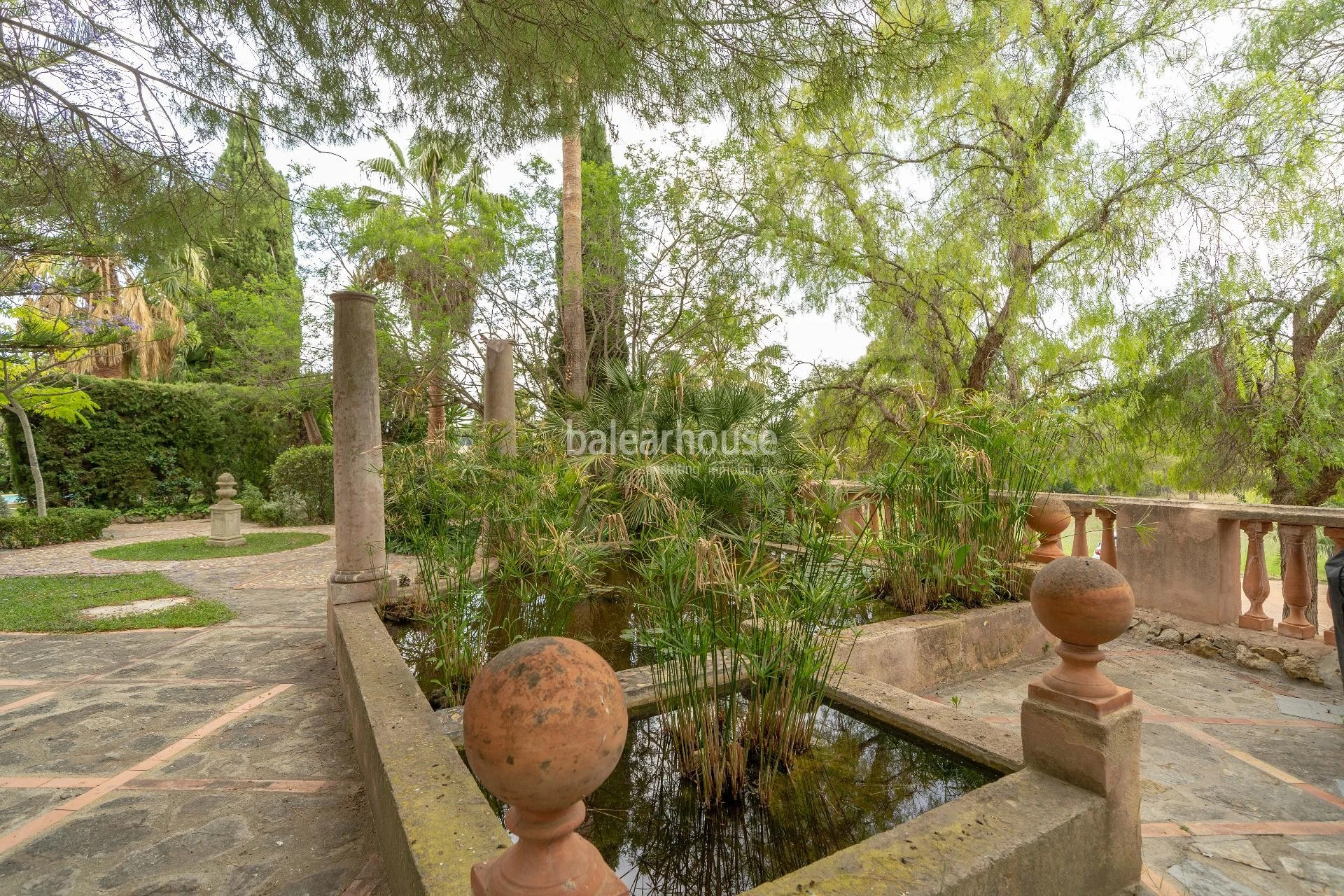 Tradition, modernity and nature in this large estate at a short distance from the centre of Palma.