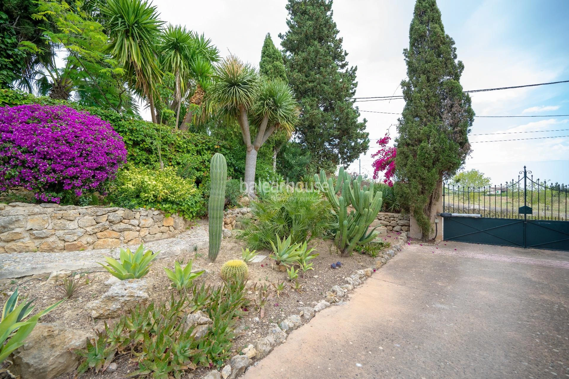 Tradition, modernity and nature in this large estate at a short distance from the centre of Palma.