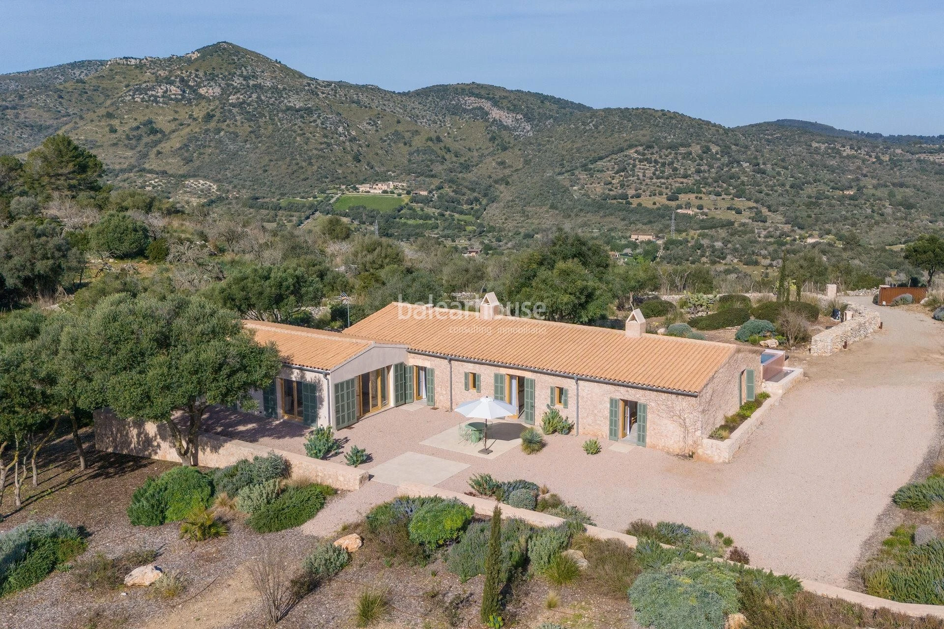 Una exclusiva finca cerca de preciosas calas para quienes buscan grandes espacios entre el silencio y la naturaleza