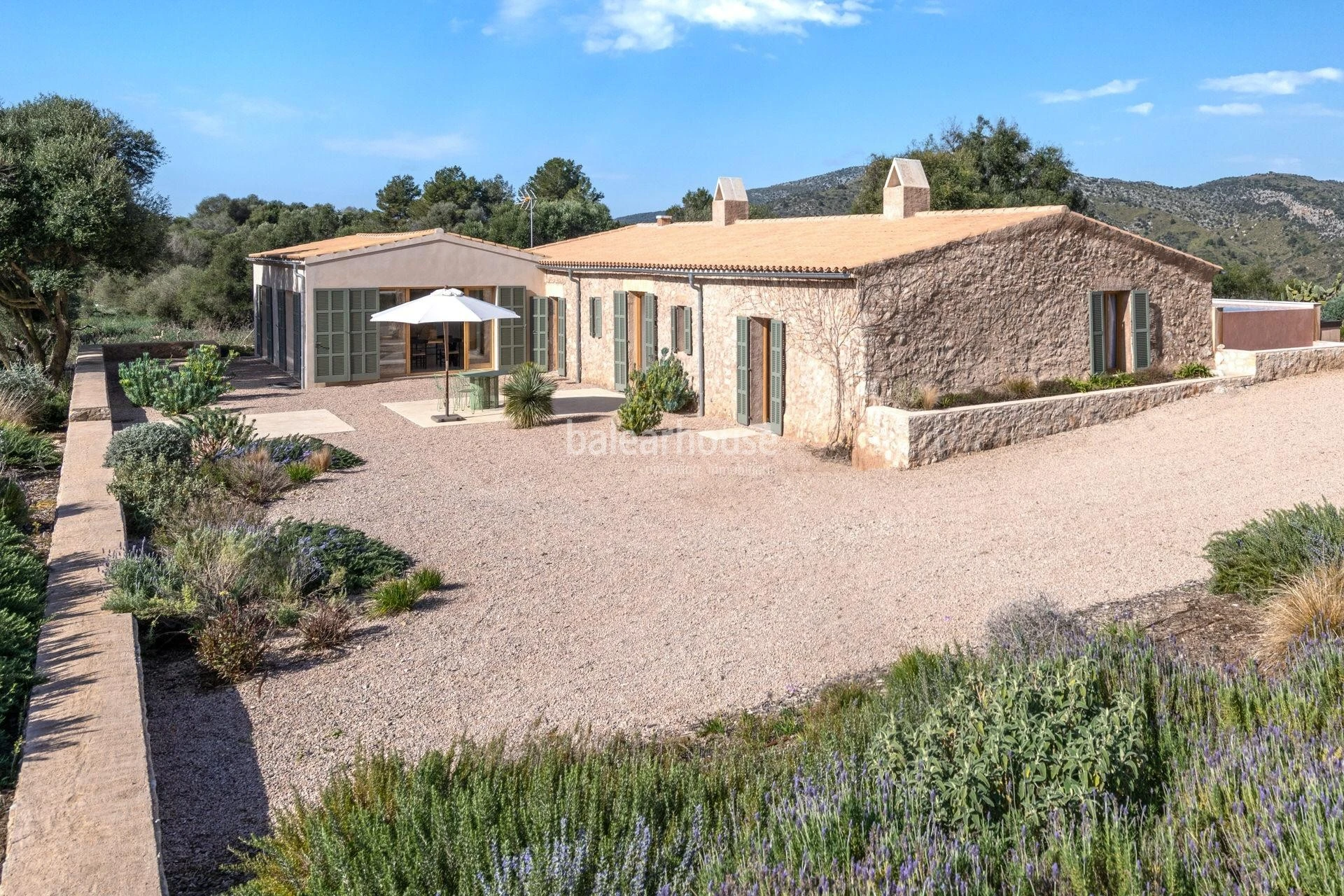 Una exclusiva finca cerca de preciosas calas para quienes buscan grandes espacios entre el silencio y la naturaleza