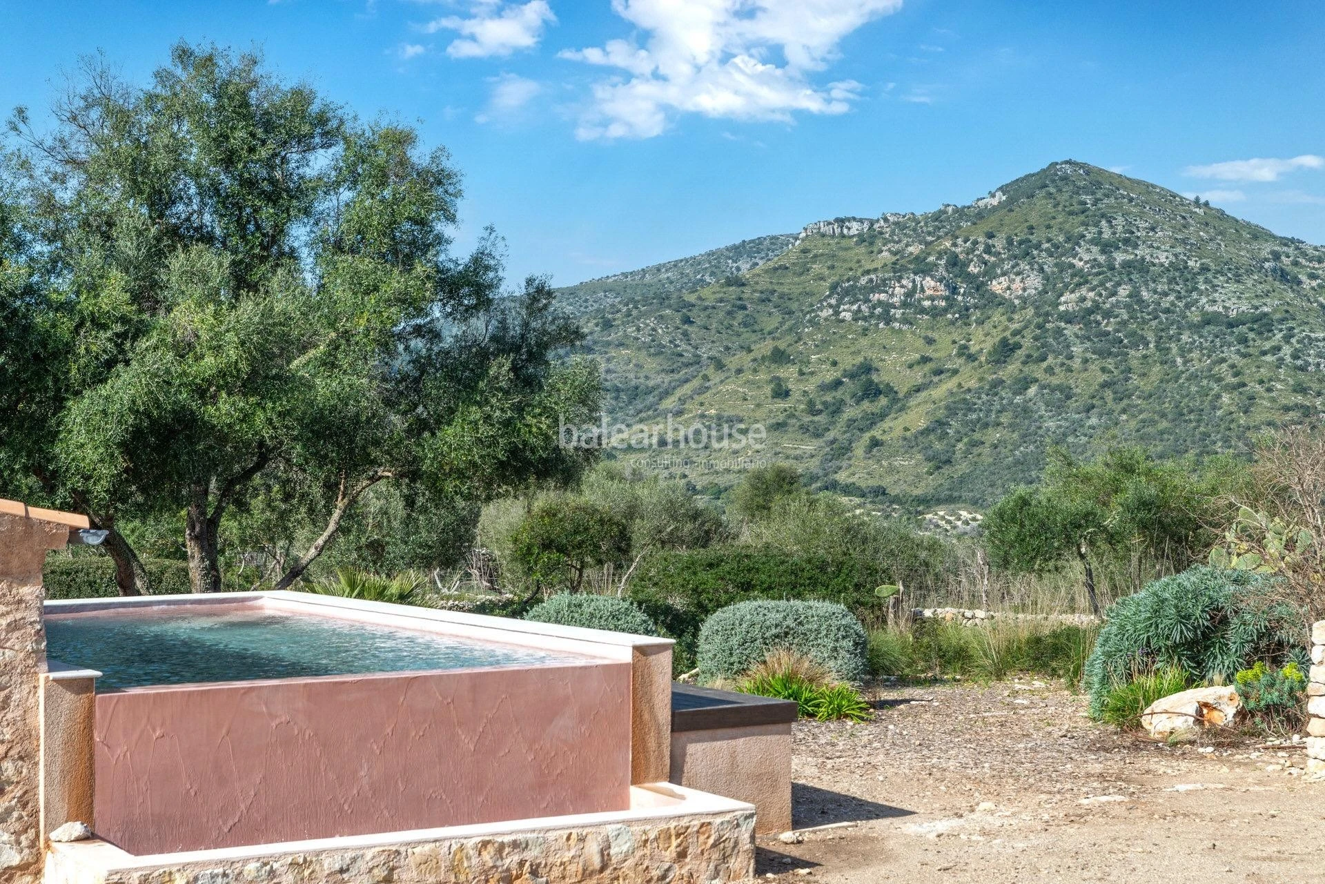Una exclusiva finca cerca de preciosas calas para quienes buscan grandes espacios entre el silencio y la naturaleza