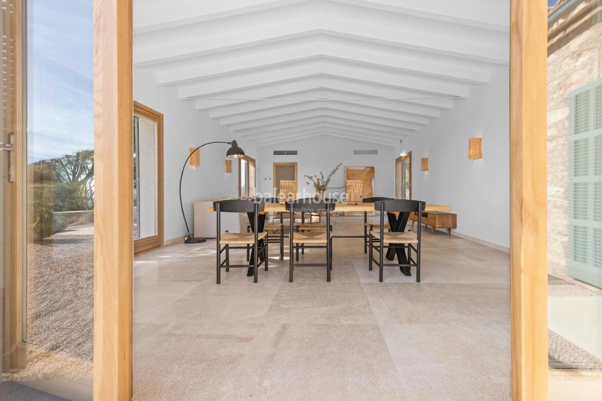 An exclusive estate near beautiful coves, surrounded by silence and nature