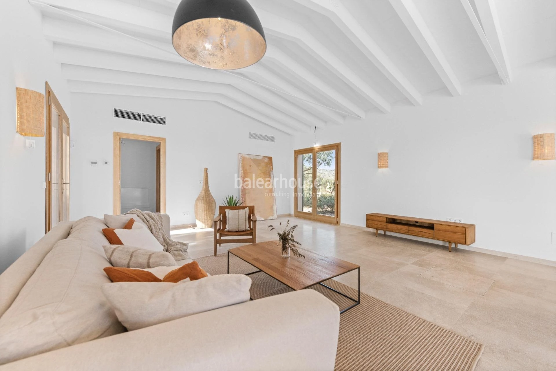 An exclusive estate near beautiful coves, surrounded by silence and nature