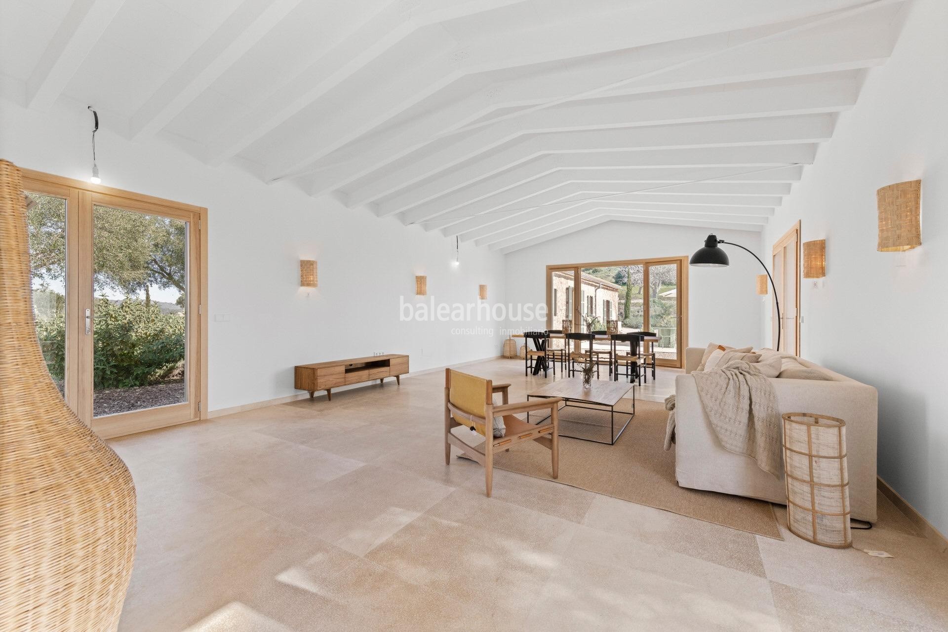 An exclusive estate near beautiful coves, surrounded by silence and nature