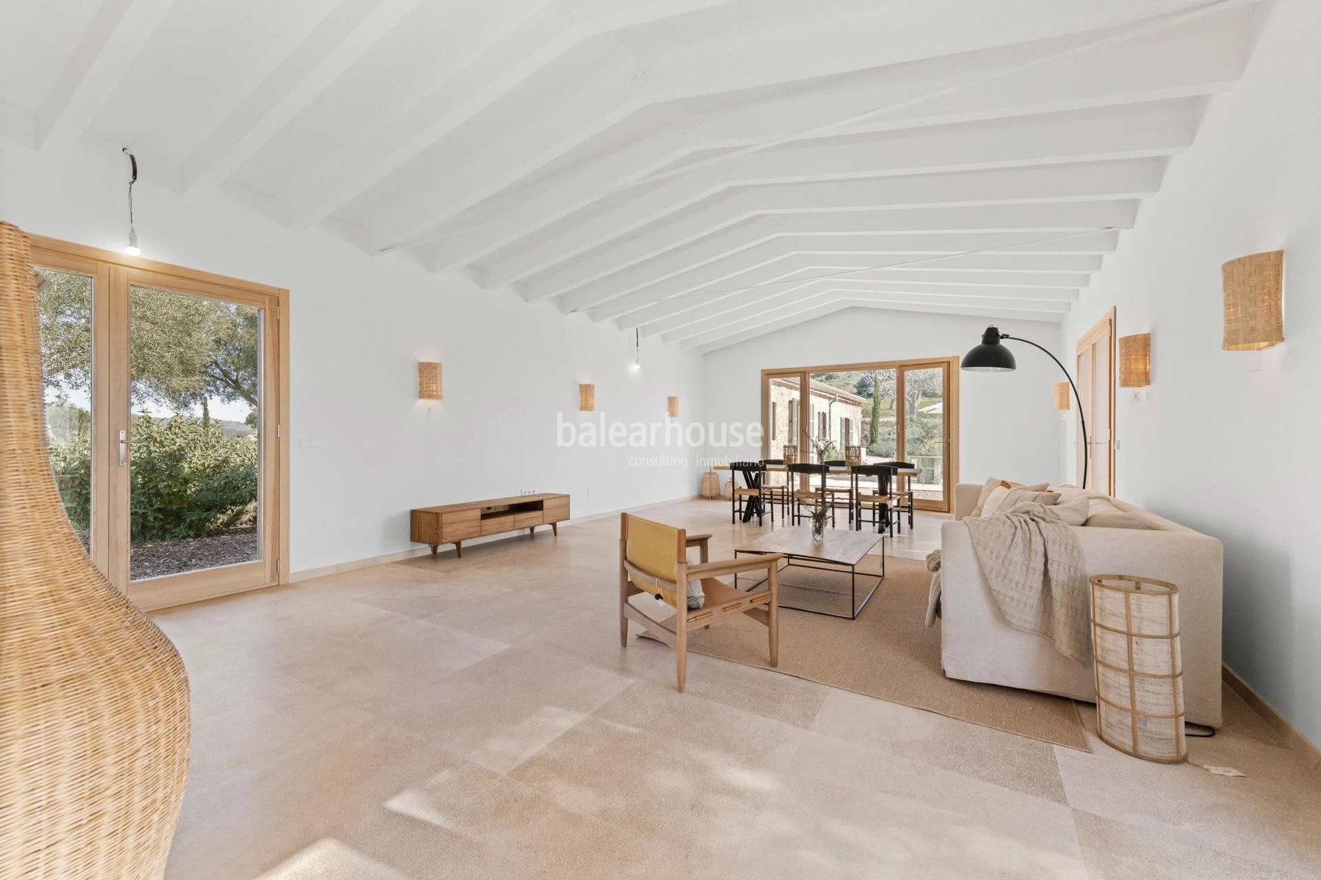 An exclusive estate near beautiful coves, surrounded by silence and nature
