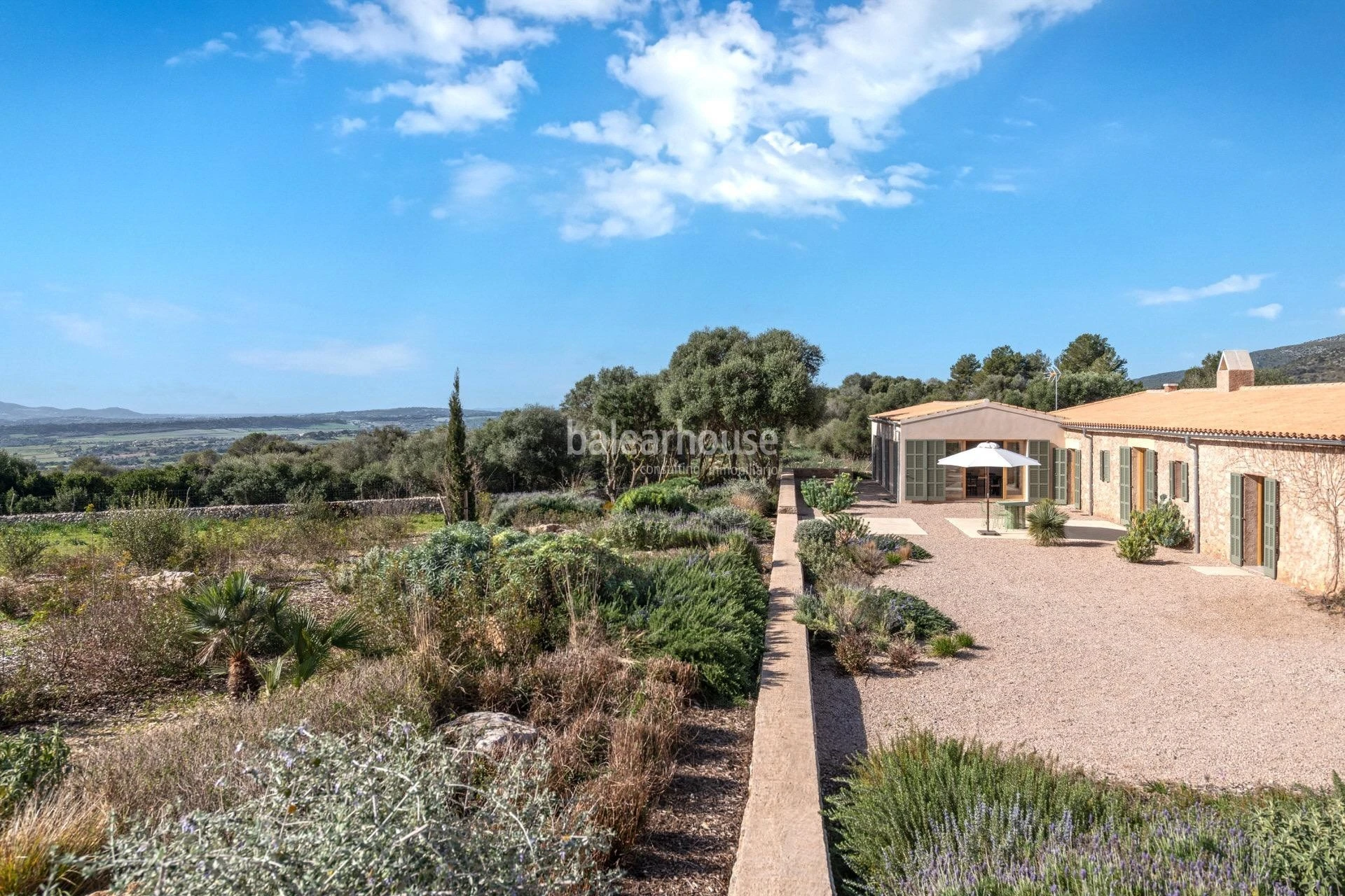 An exclusive estate near beautiful coves, surrounded by silence and nature