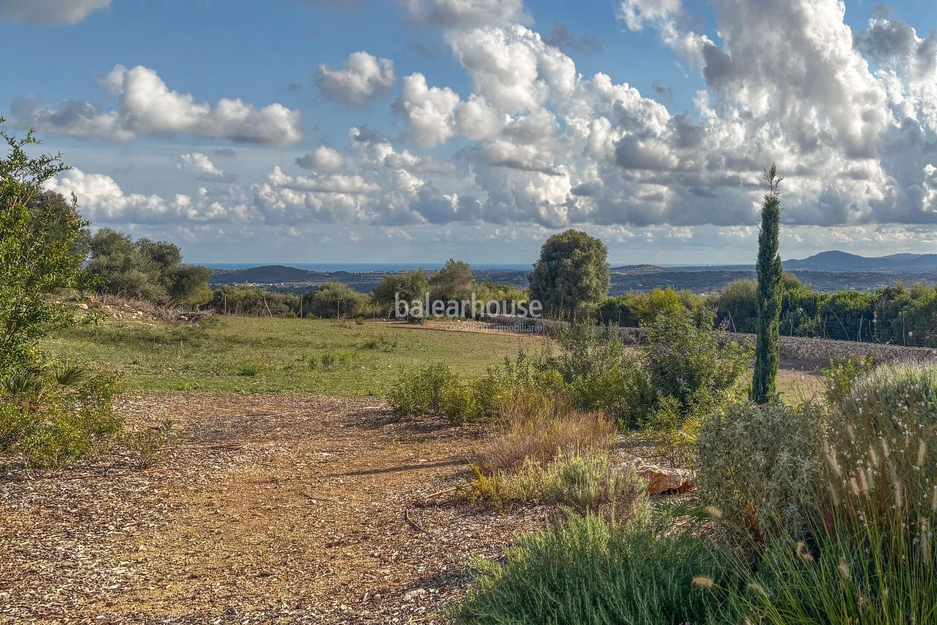 An exclusive estate near beautiful coves, surrounded by silence and nature