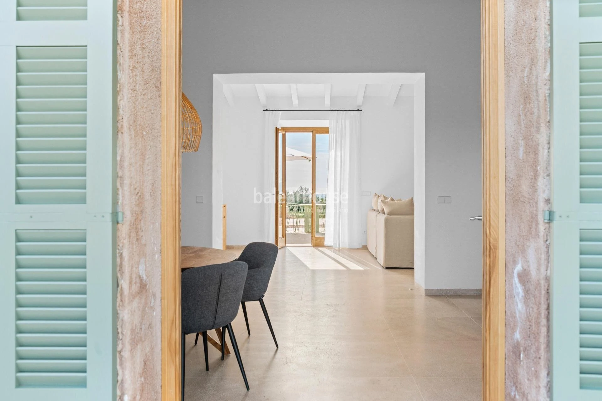 An exclusive estate near beautiful coves, surrounded by silence and nature