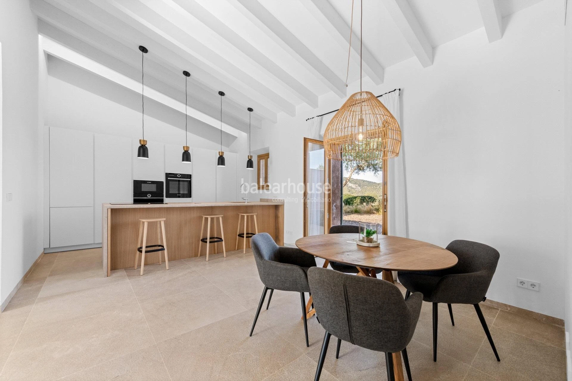 An exclusive estate near beautiful coves, surrounded by silence and nature