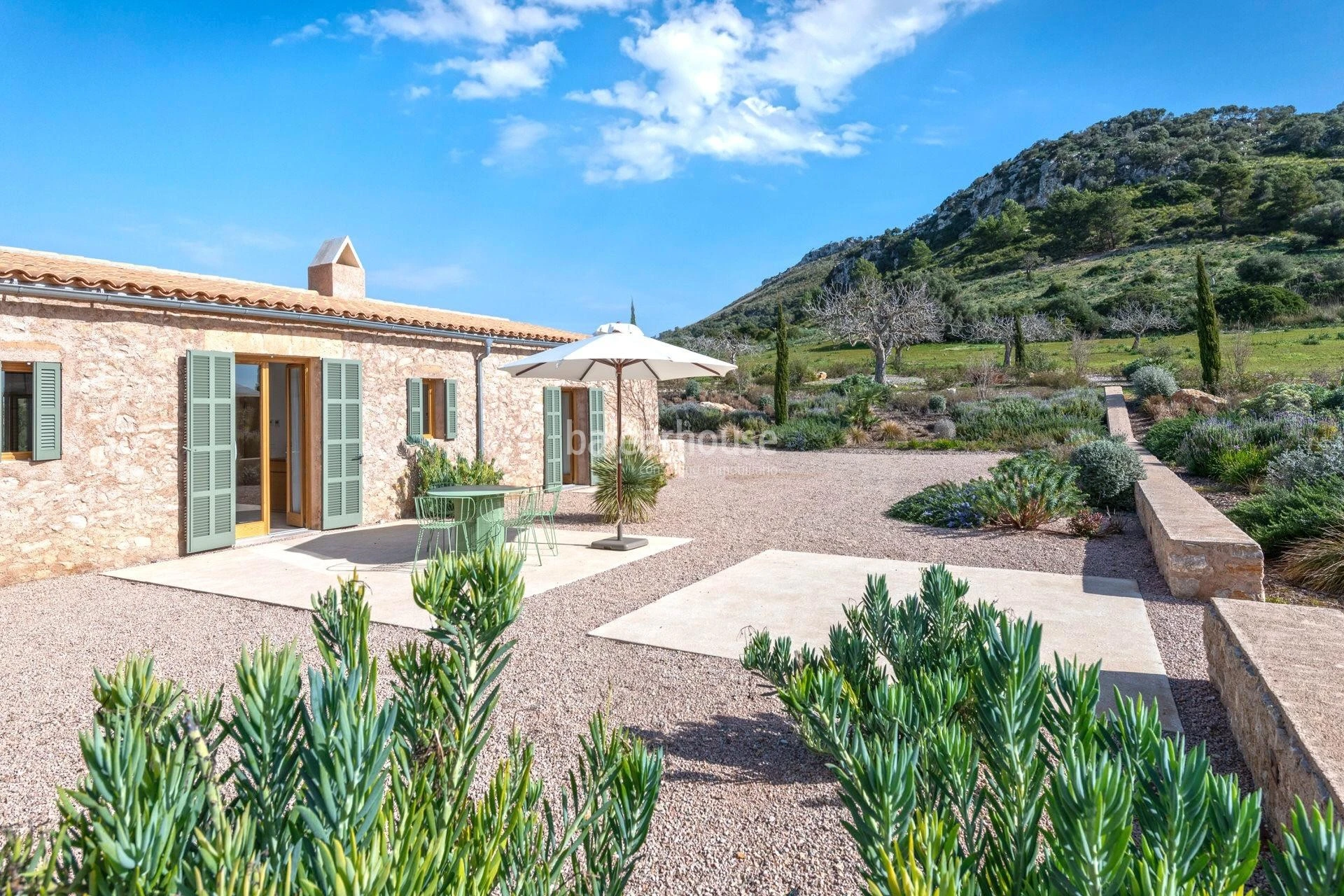 An exclusive estate near beautiful coves, surrounded by silence and nature