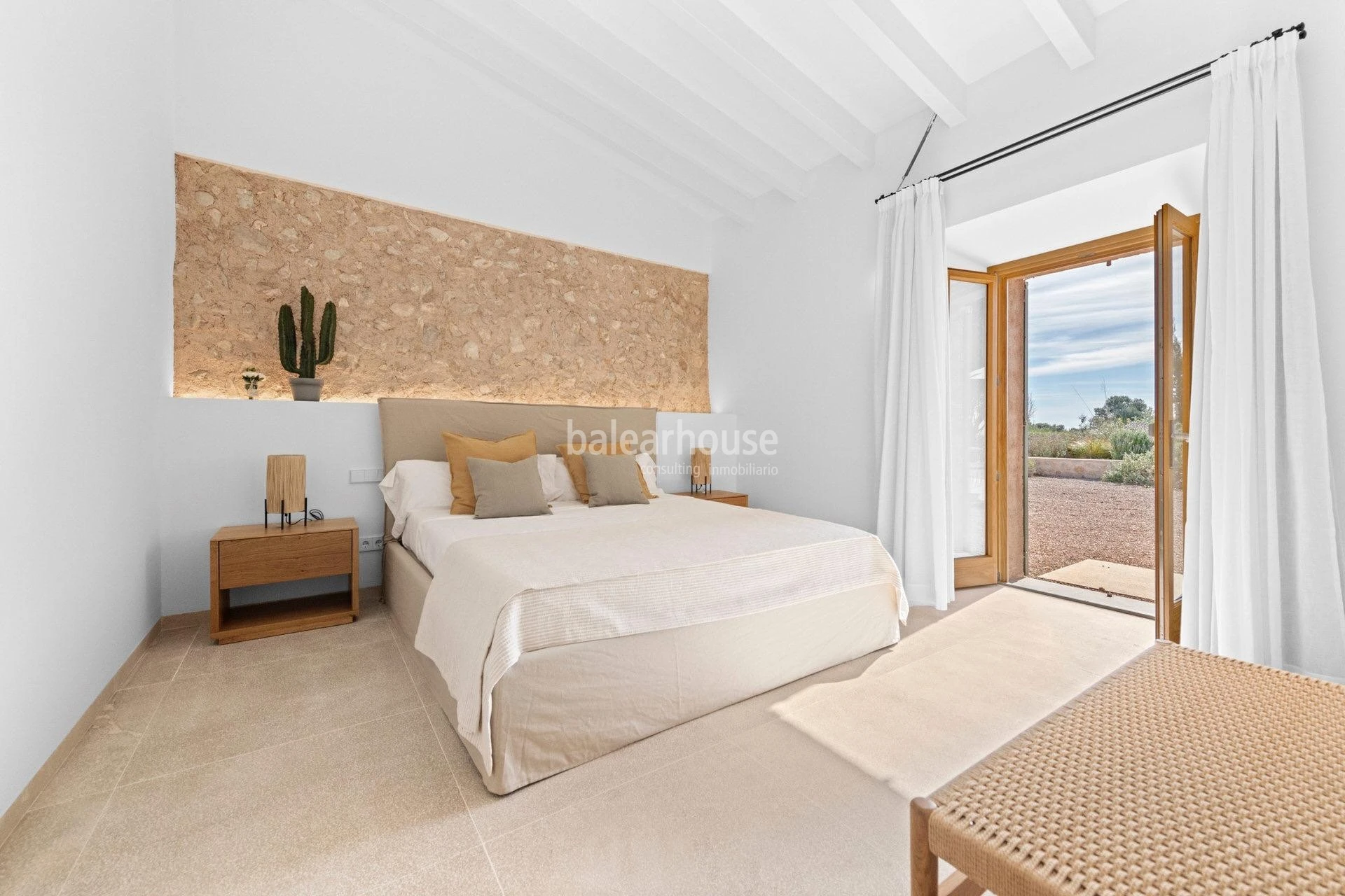 An exclusive estate near beautiful coves, surrounded by silence and nature