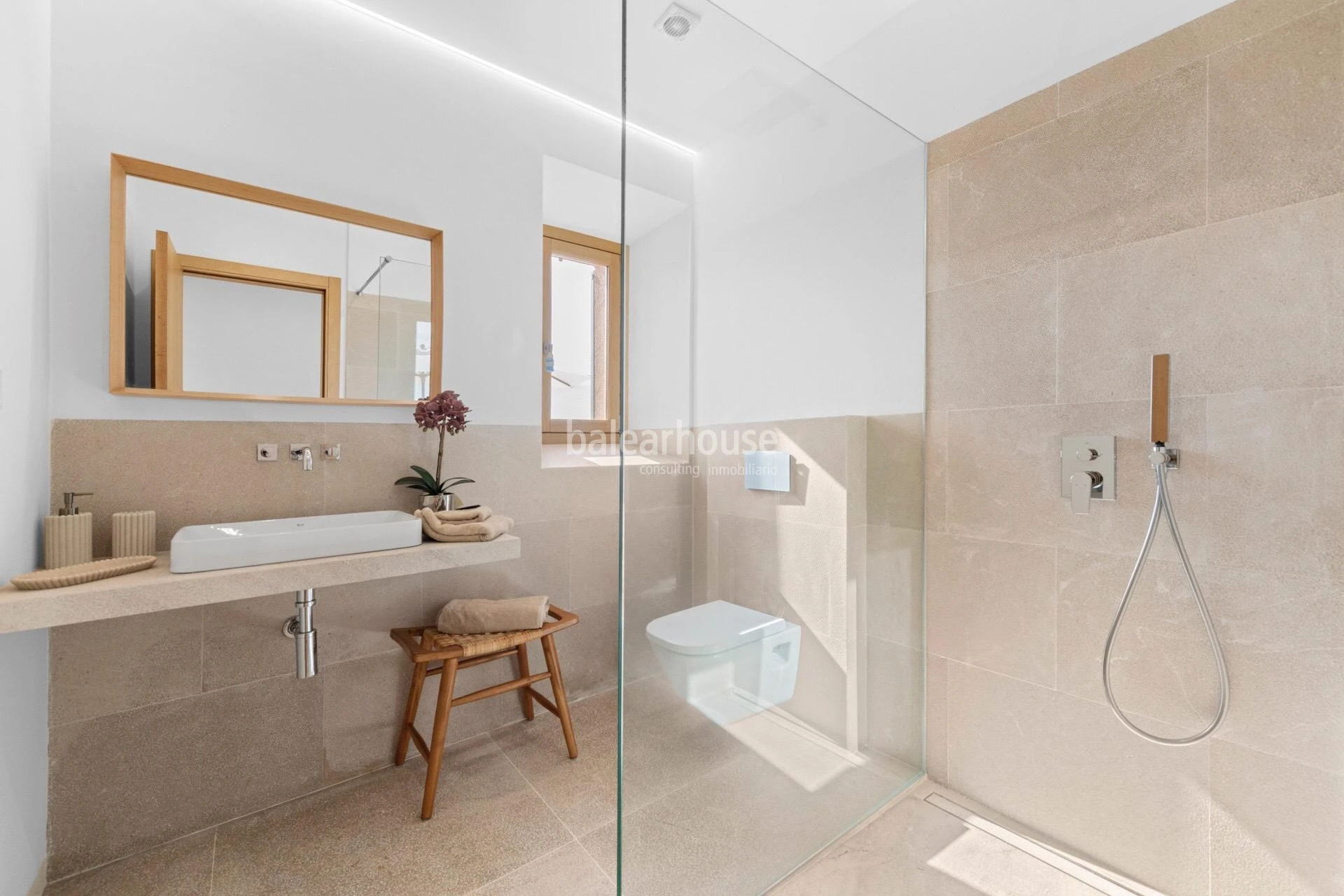An exclusive estate near beautiful coves, surrounded by silence and nature