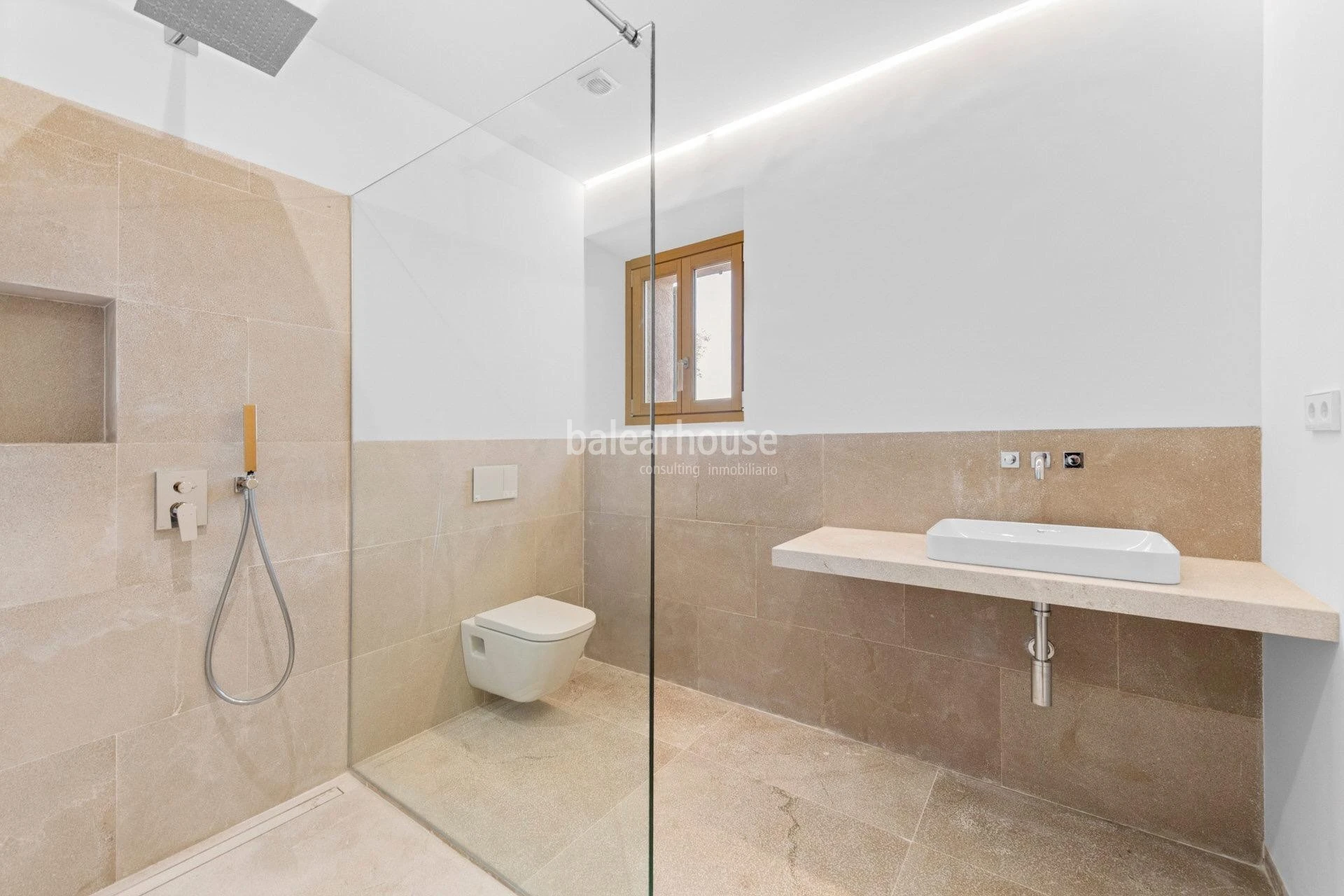 An exclusive estate near beautiful coves, surrounded by silence and nature