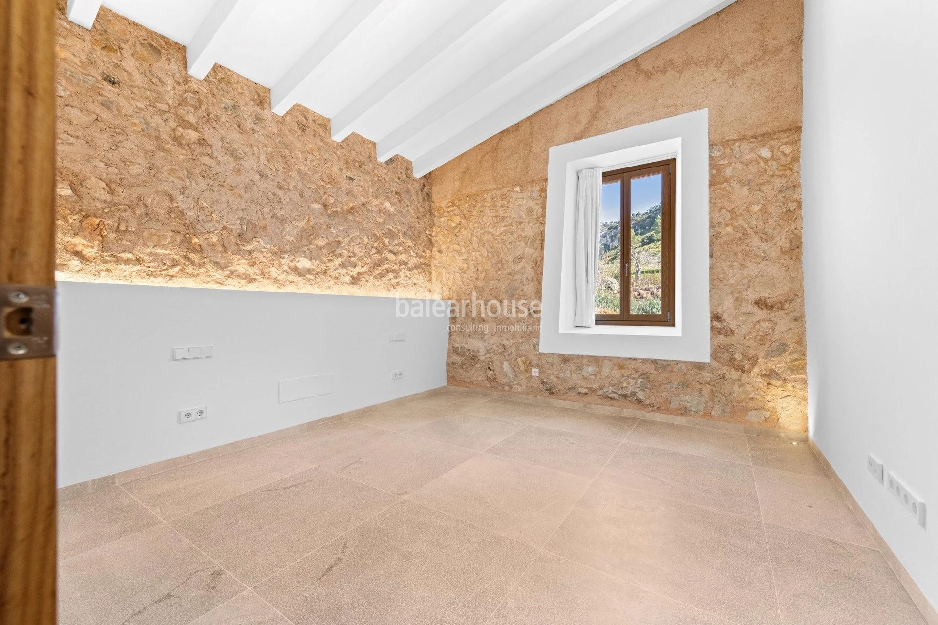 An exclusive estate near beautiful coves, surrounded by silence and nature