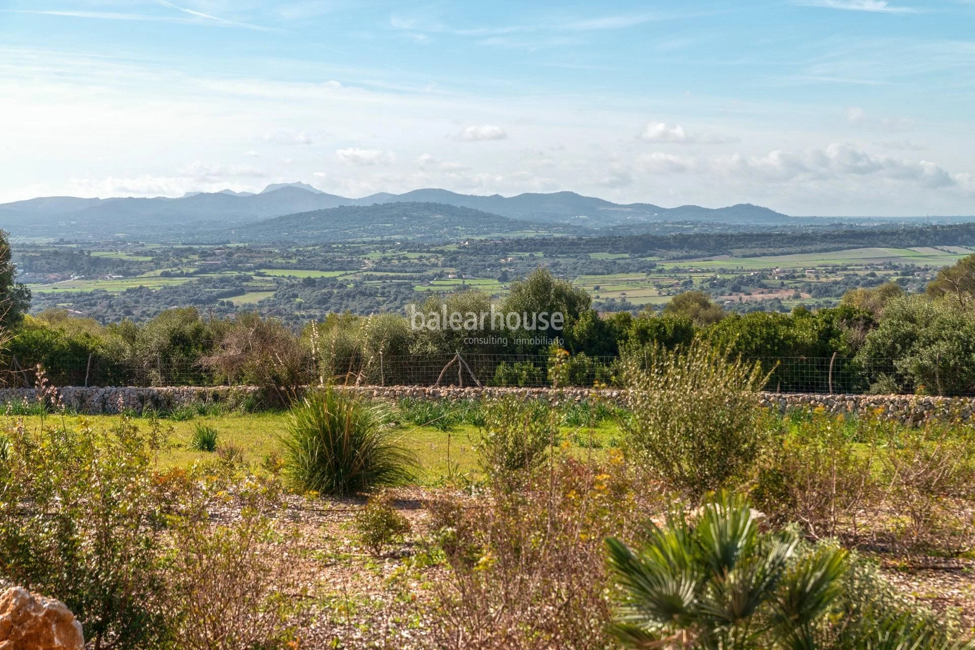 An exclusive estate near beautiful coves, surrounded by silence and nature
