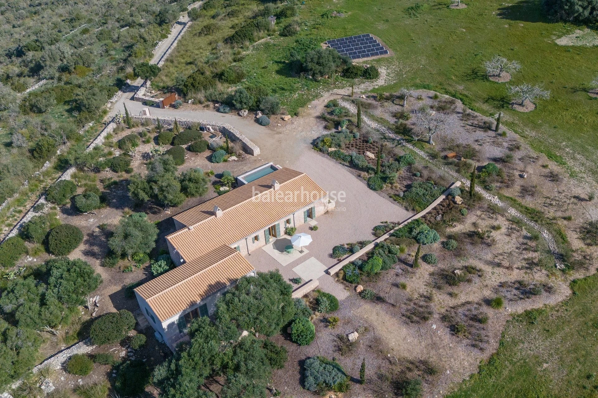 An exclusive estate near beautiful coves, surrounded by silence and nature